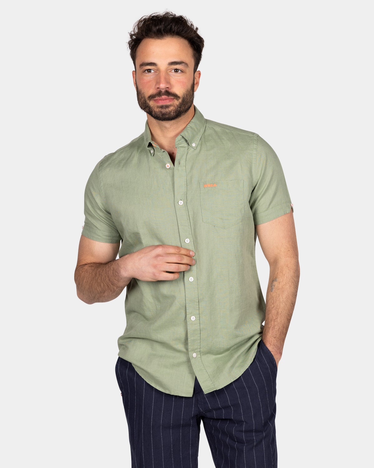 Camisa de lino con manga corta. - Soft Olive