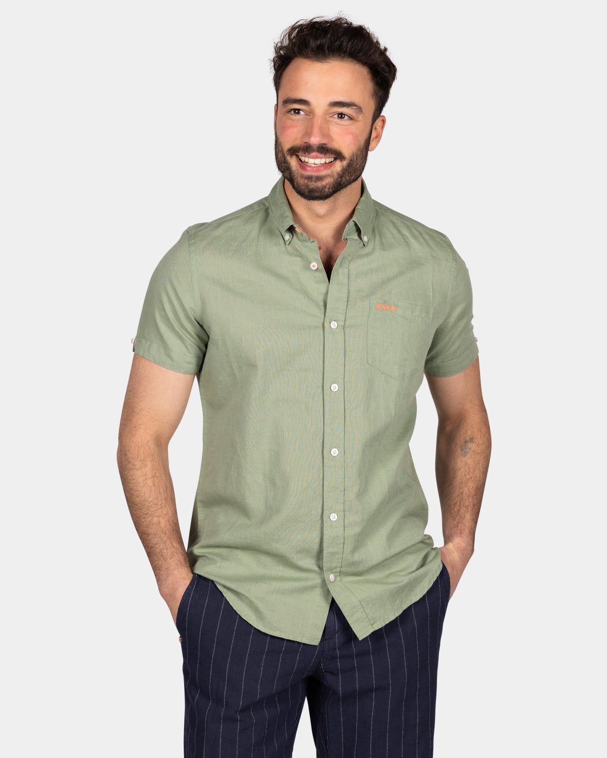 Camisa de lino con manga corta. - Soft Olive