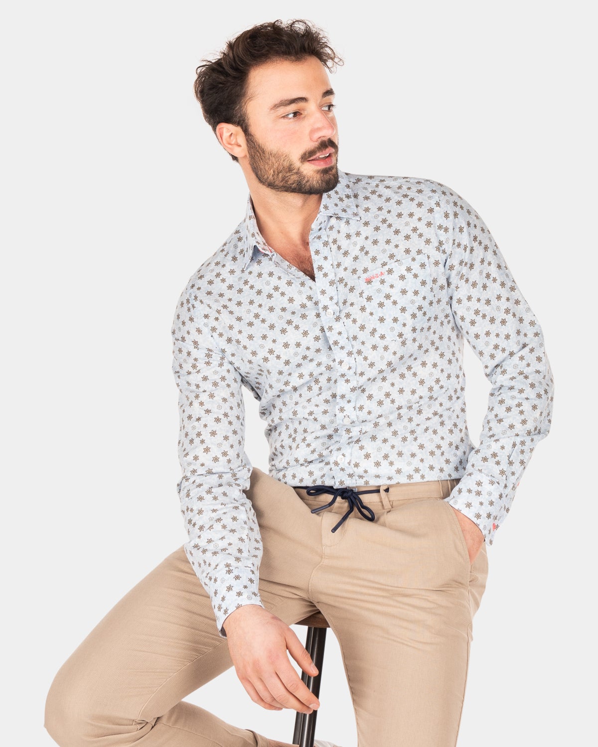 Camisa azul con estampado floral. - Universal Blue