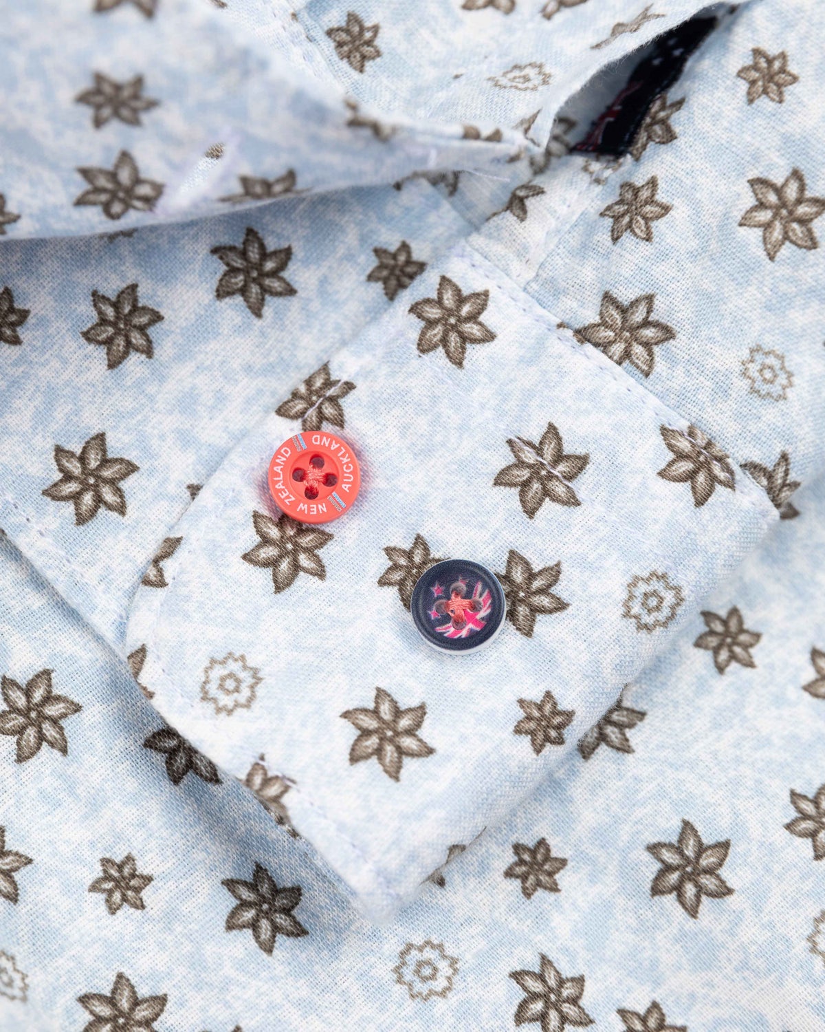 Camisa azul con estampado floral. - Universal Blue