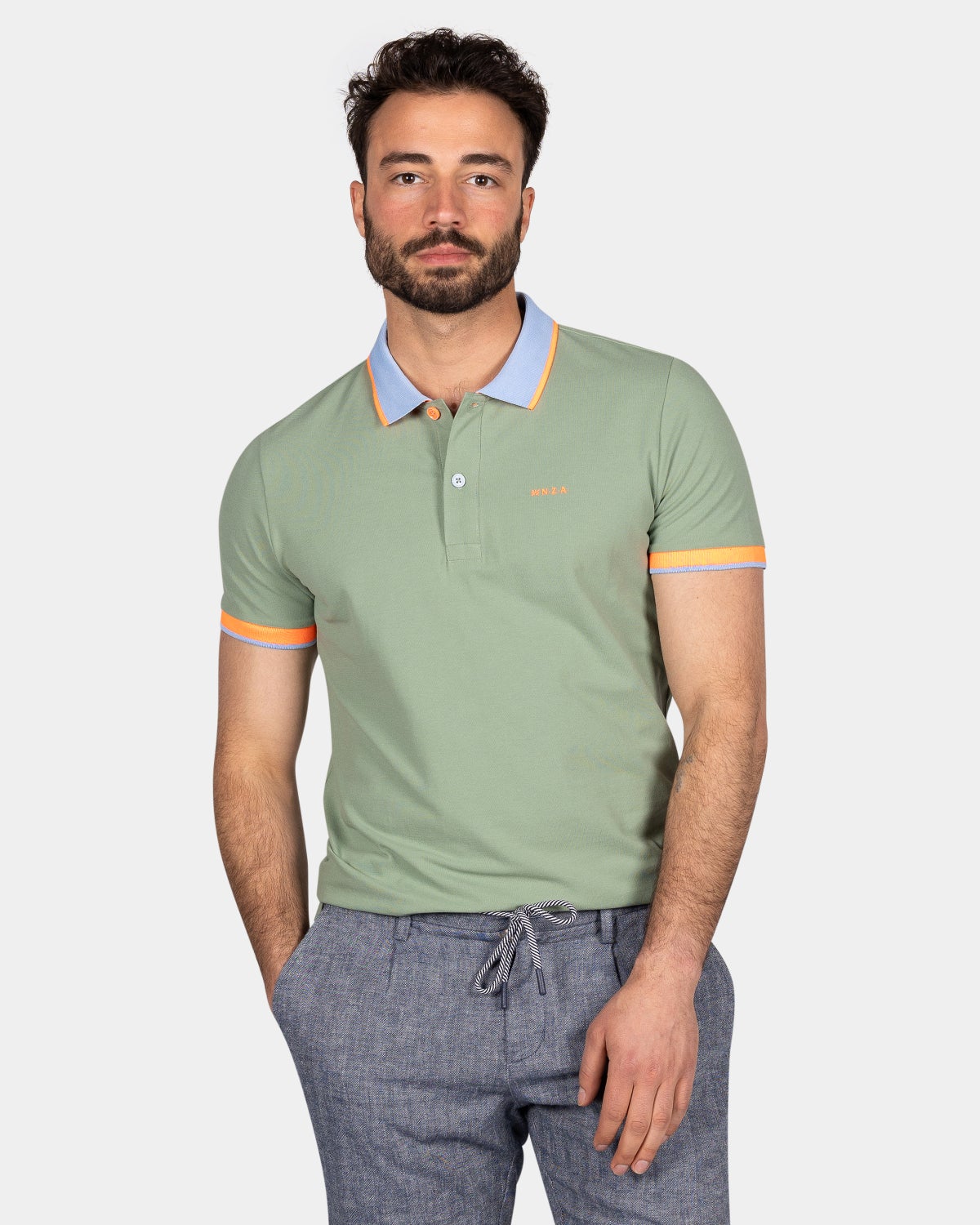 Einfarbiges Poloshirt mit akzentfarbenem Kragen - Soft Olive