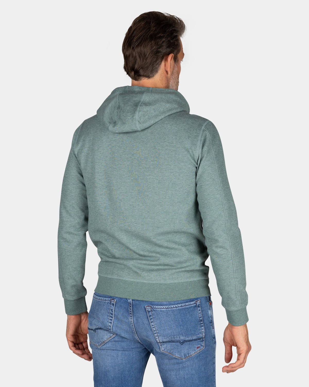 Sudadera con capucha verde con texto en el pecho. - Pebble Green