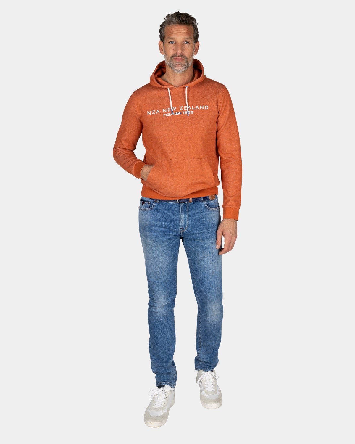 Oranje hoodie met tekst op de borst - Almond Orange