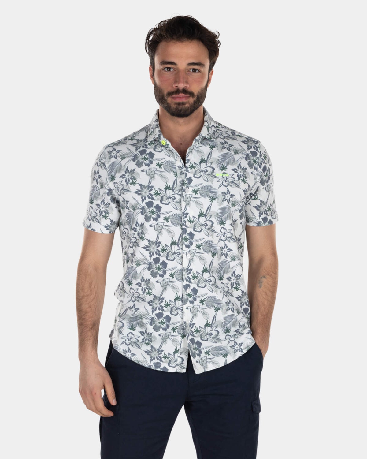 Camisa azul marino con estampado de flores y manga corta. - High Summer Navy