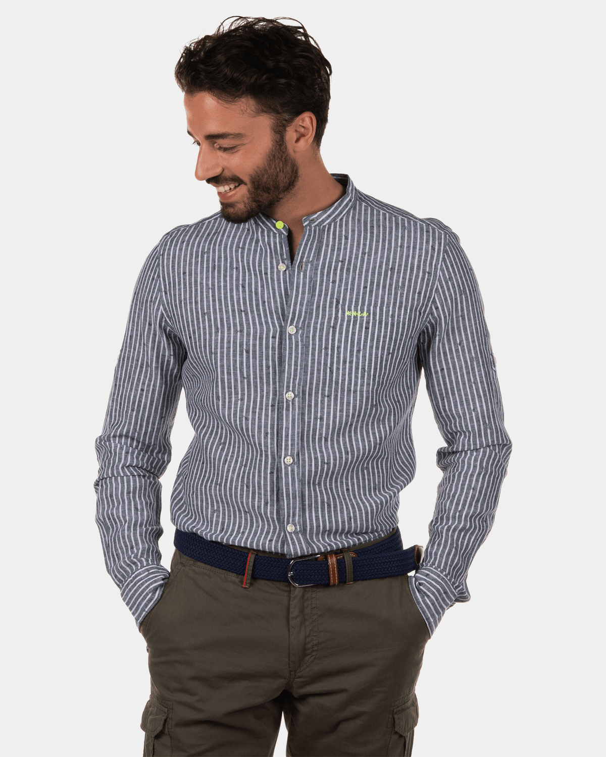 Camisa Rotonuiaha de lino a rayas sin cuello - Lead Green