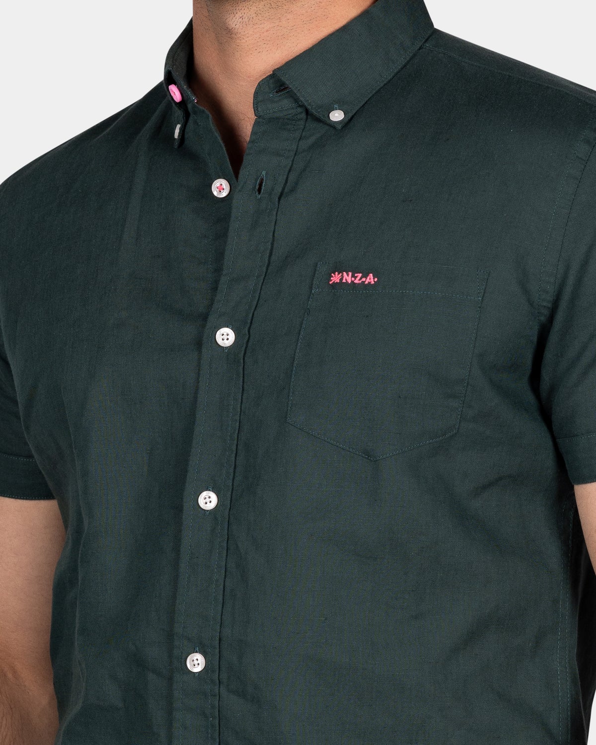 Camisa de lino con manga corta. - Classic Green