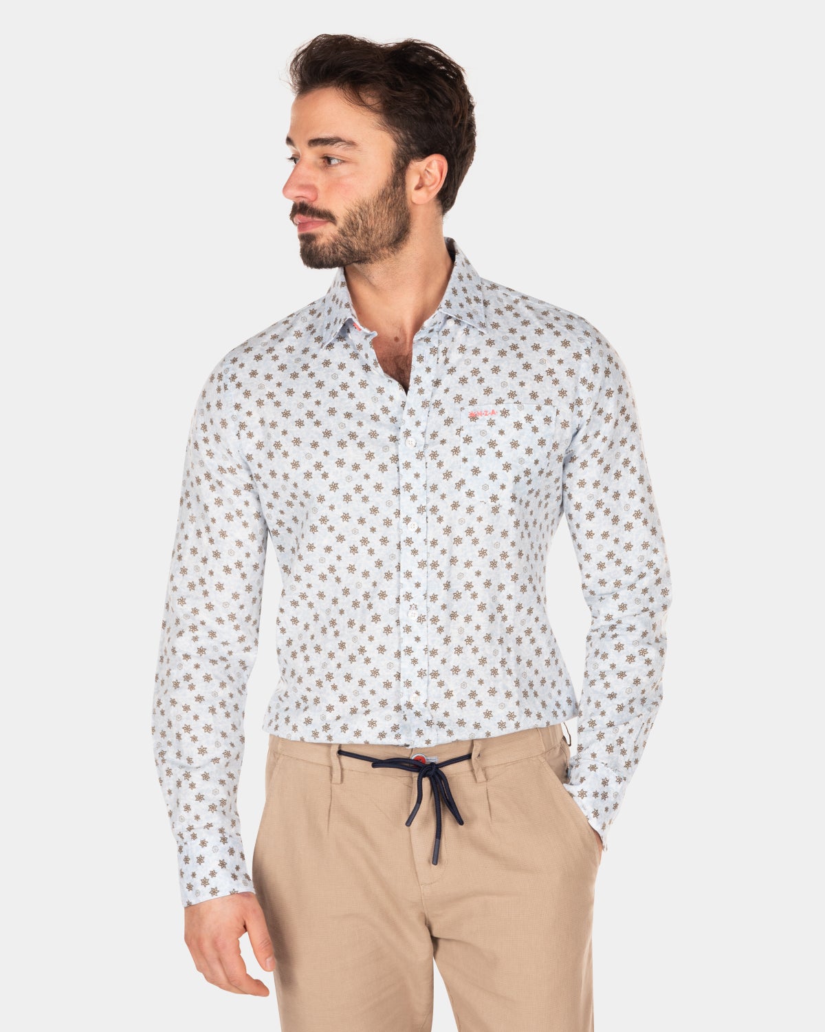 Camisa azul con estampado floral. - Universal Blue