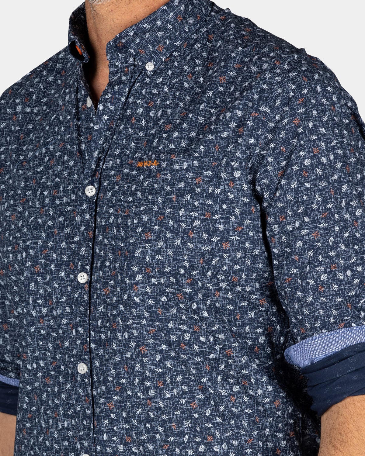 Camisa azul marino con estampado de hojas. - Autumn Navy