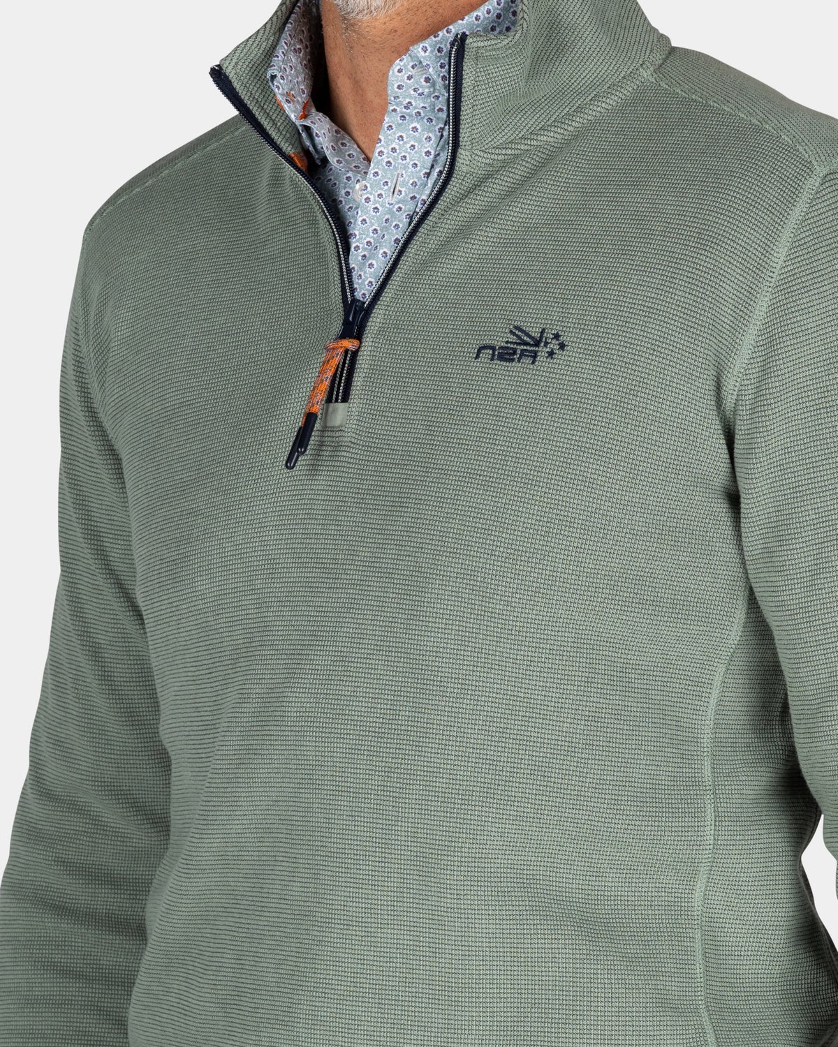 Jersey verde con media cremallera. - Pebble Green