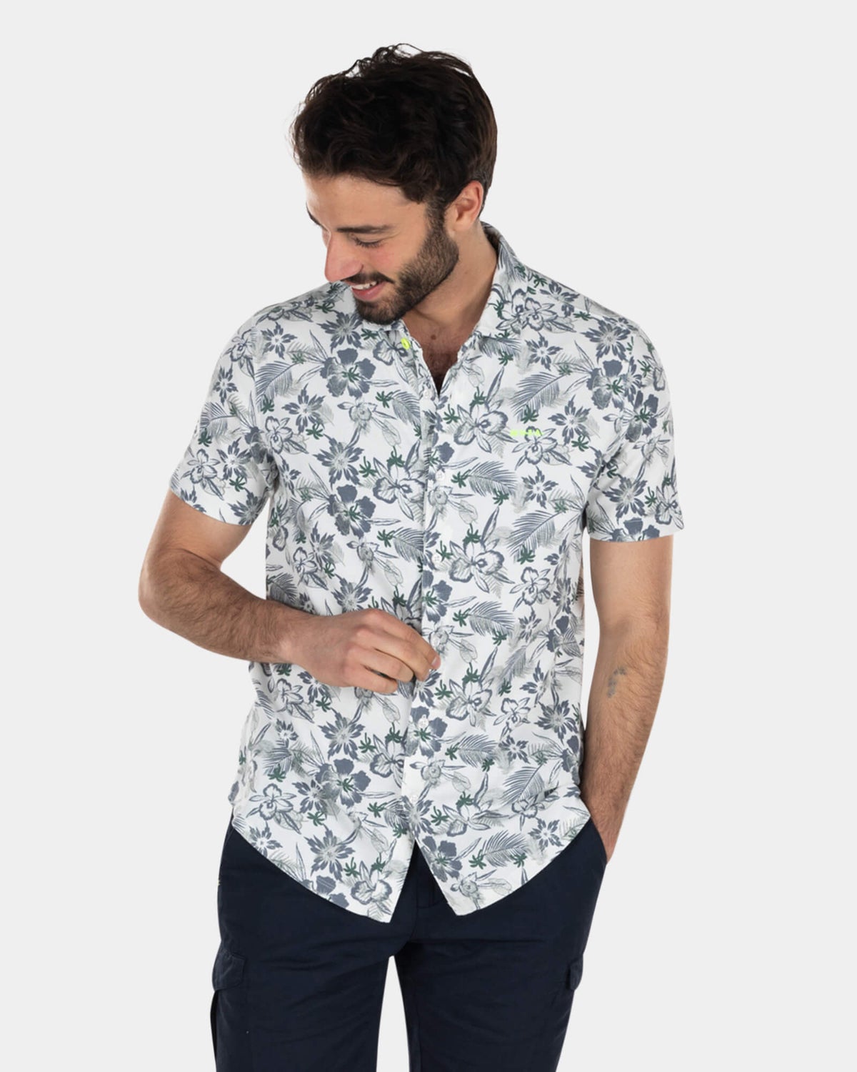 Camisa azul marino con estampado de flores y manga corta. - High Summer Navy