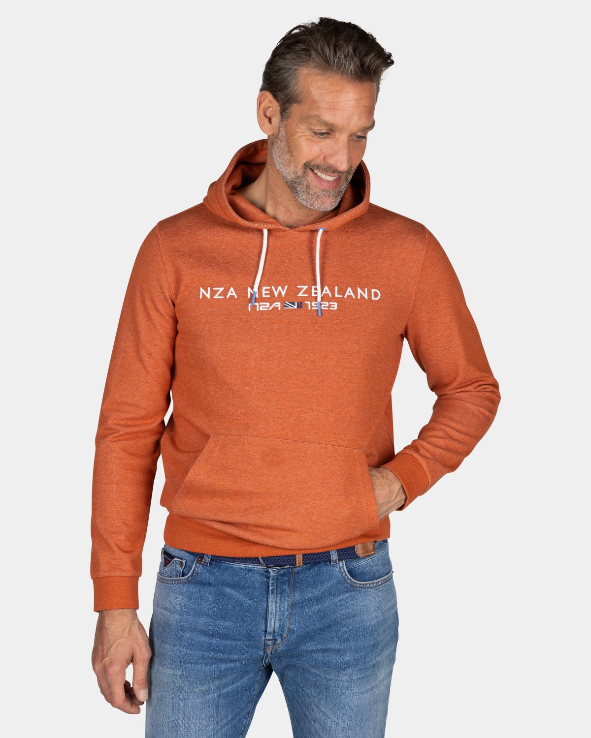 Sweat à capuche orange avec texte sur la poitrine - Almond Orange