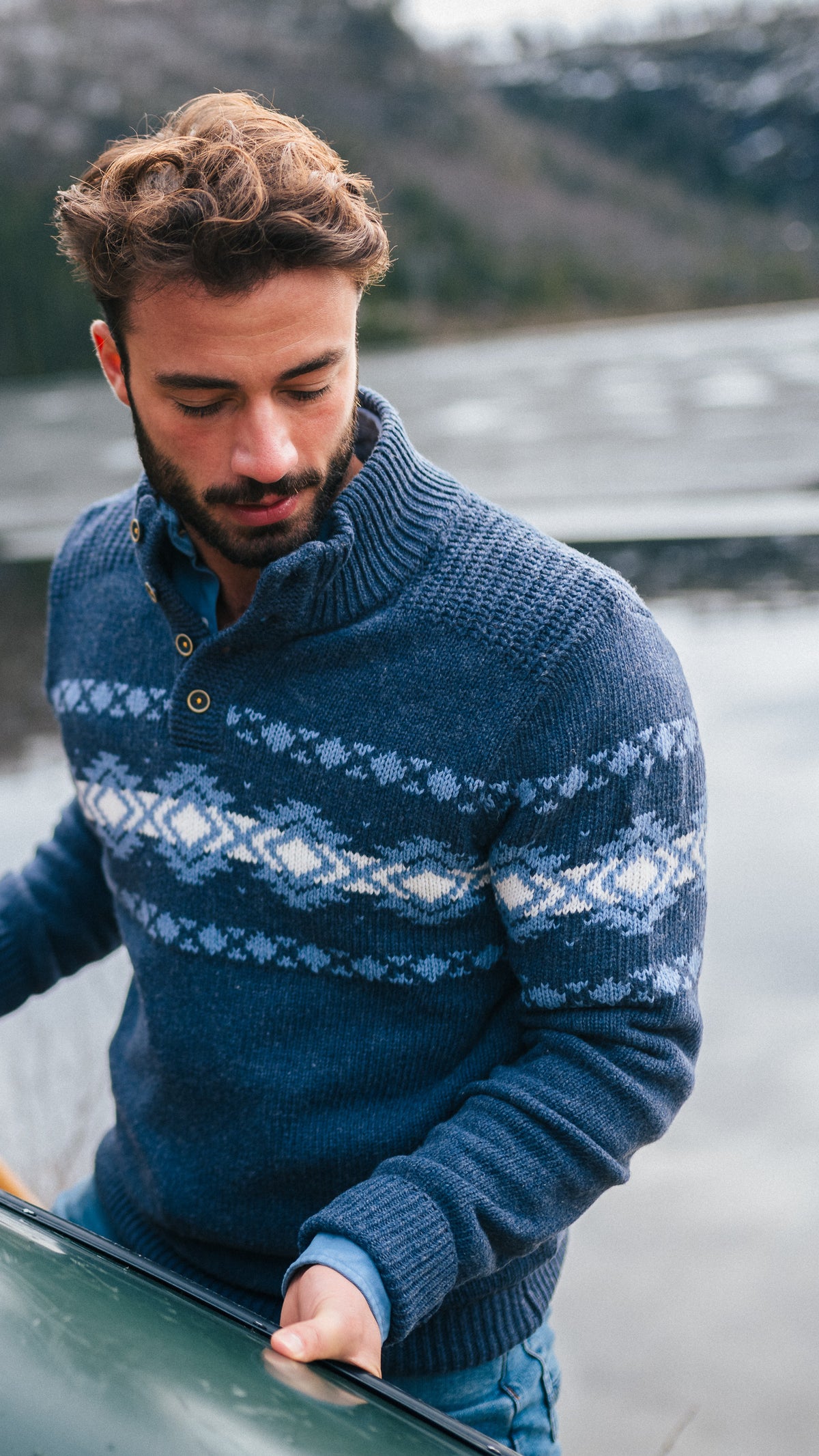 Blauwe pullover met knopen en lichtblauw motief - Tin Blue