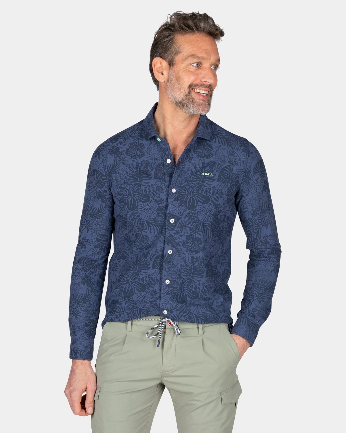 Camisa azul oscuro con flores. - Dusk Navy