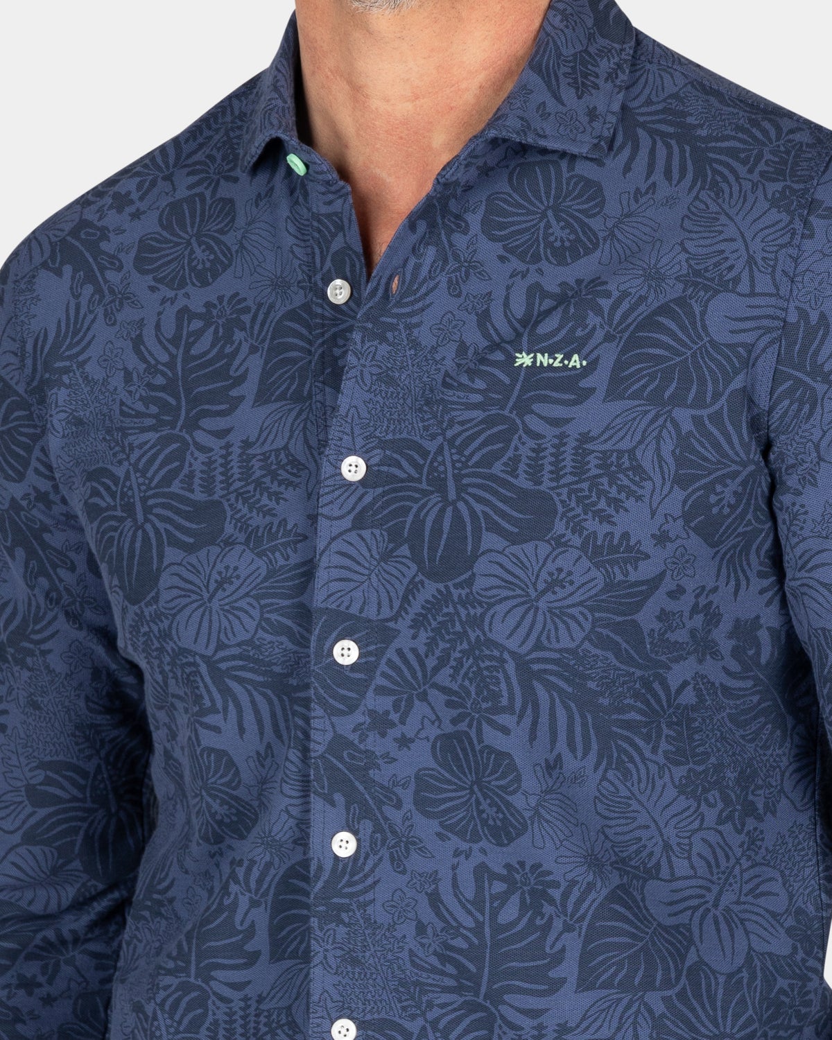 Camisa azul oscuro con flores. - Dusk Navy