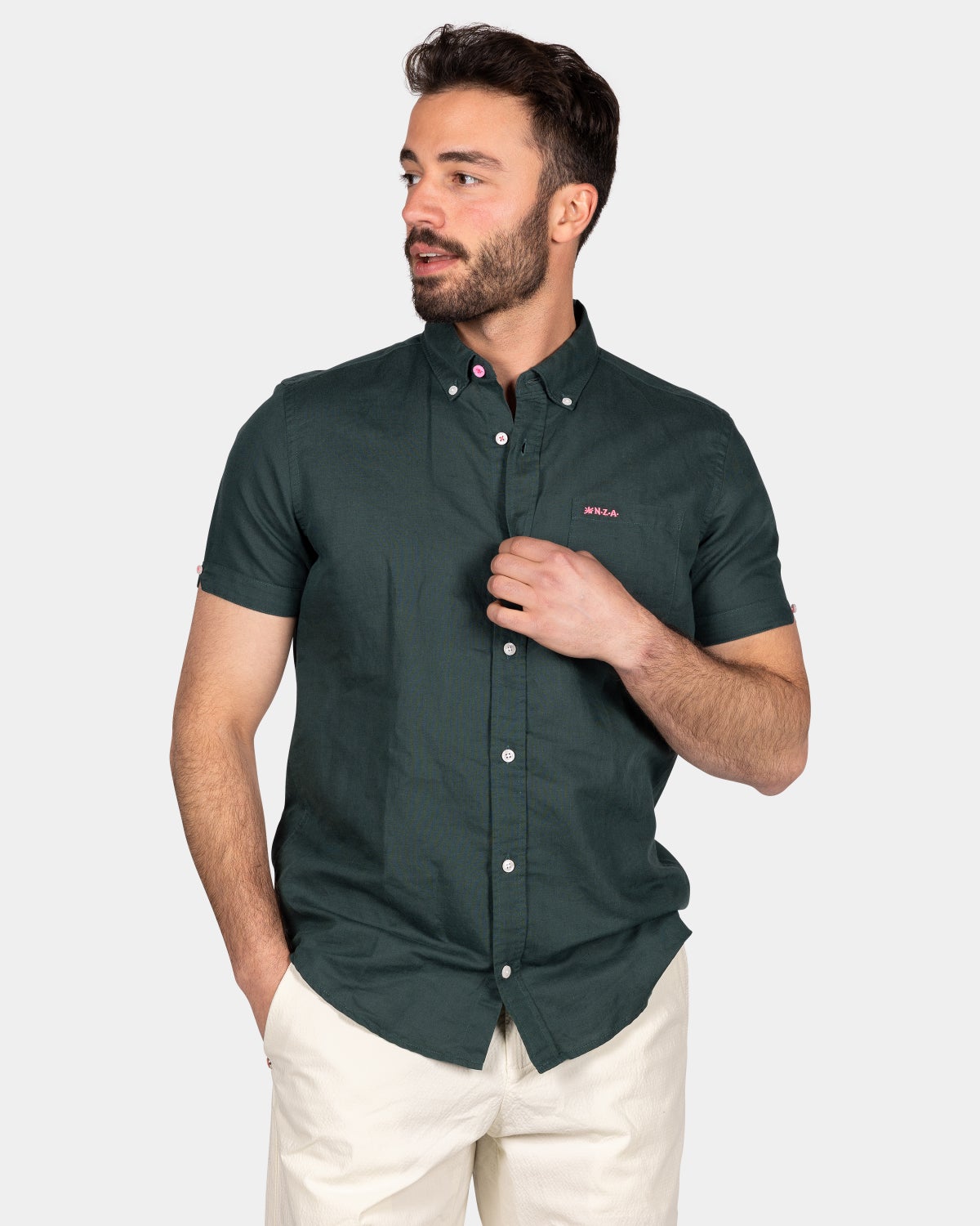 Camisa de lino con manga corta. - Classic Green