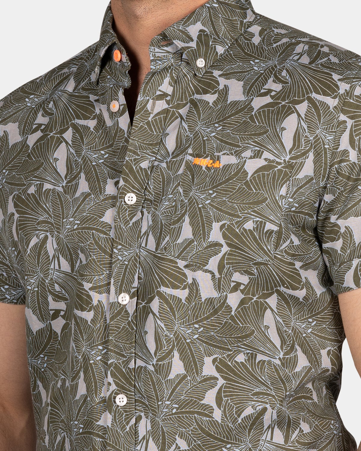 Camisa verde con estampado de hojas. - Soft Olive