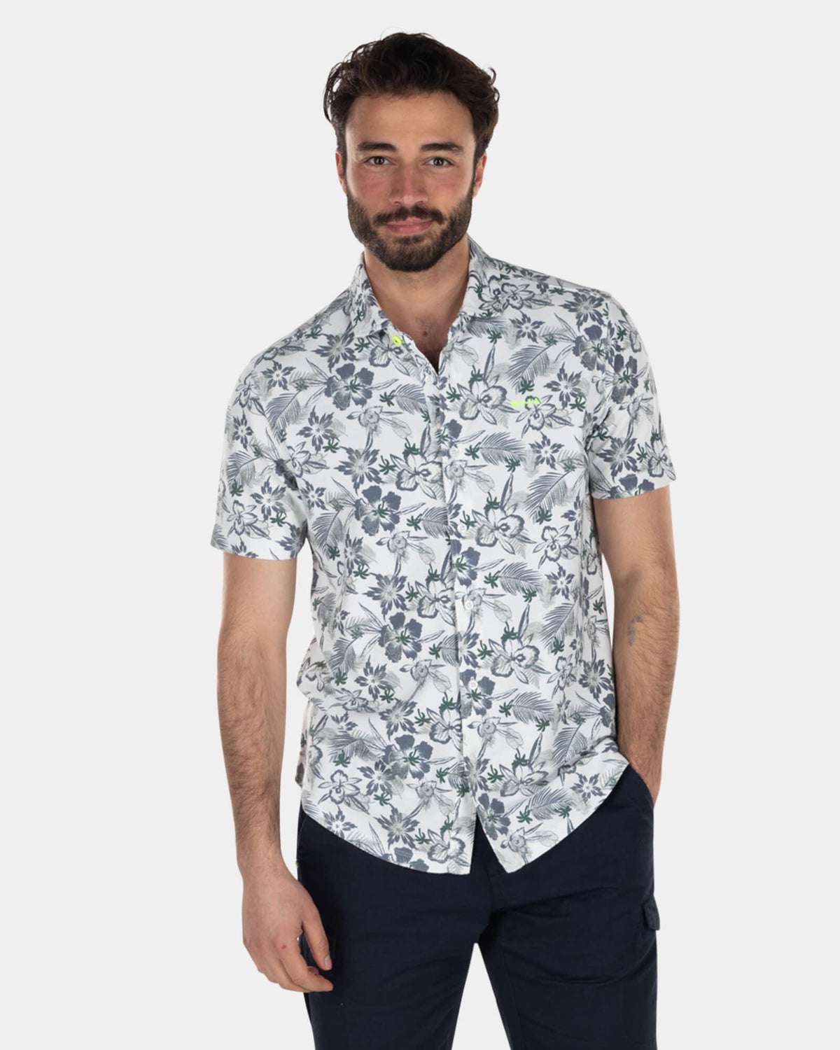 Camisa azul marino con estampado de flores y manga corta. - High Summer Navy