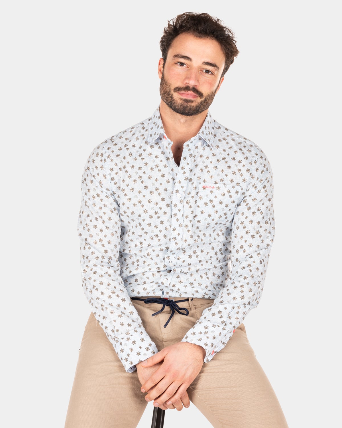 Camisa azul con estampado floral. - Universal Blue