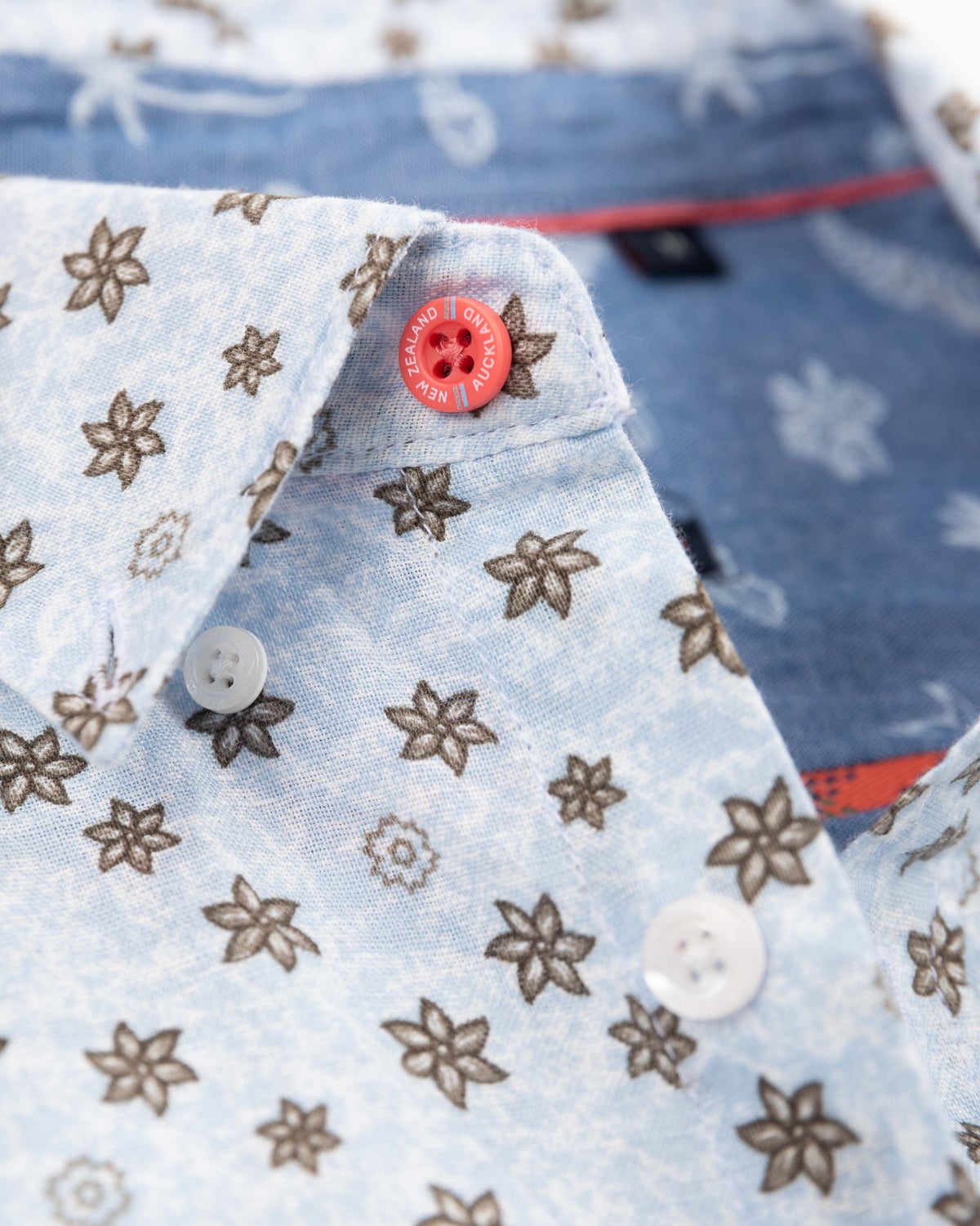 Camisa azul con estampado floral. - Universal Blue