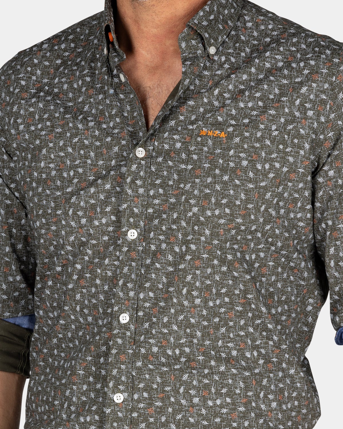 Camisa verde con estampado de hojas. - Quartz Green