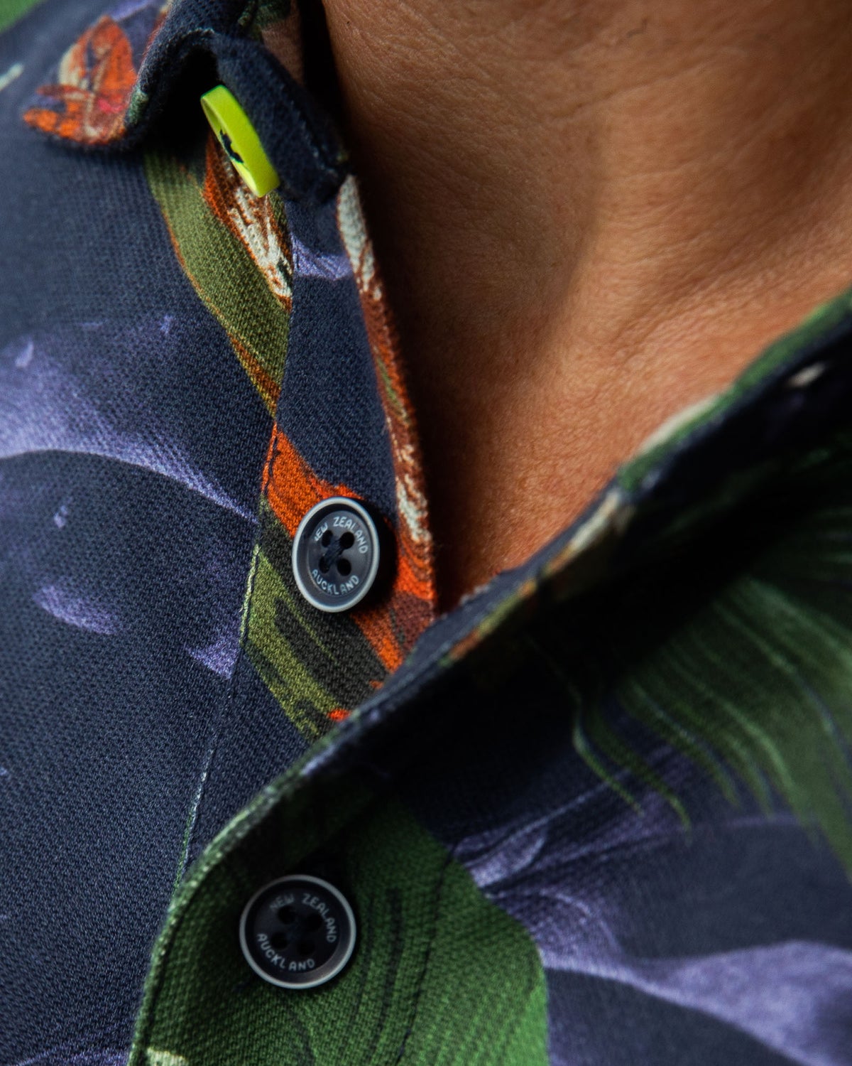 Baumwoll-Poloshirt mit Allover-Blumenprint in Marineblau - High Summer Navy