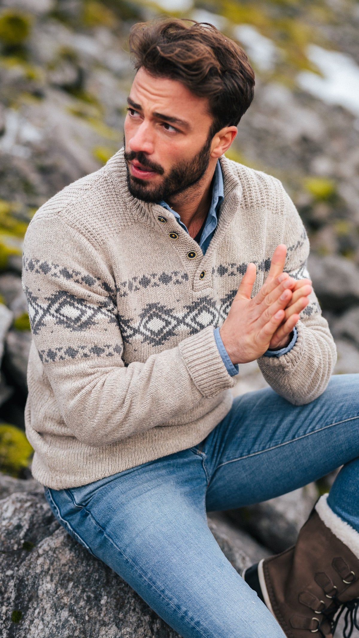 Bruine pullover met knopen en zwart motief - Chestnut