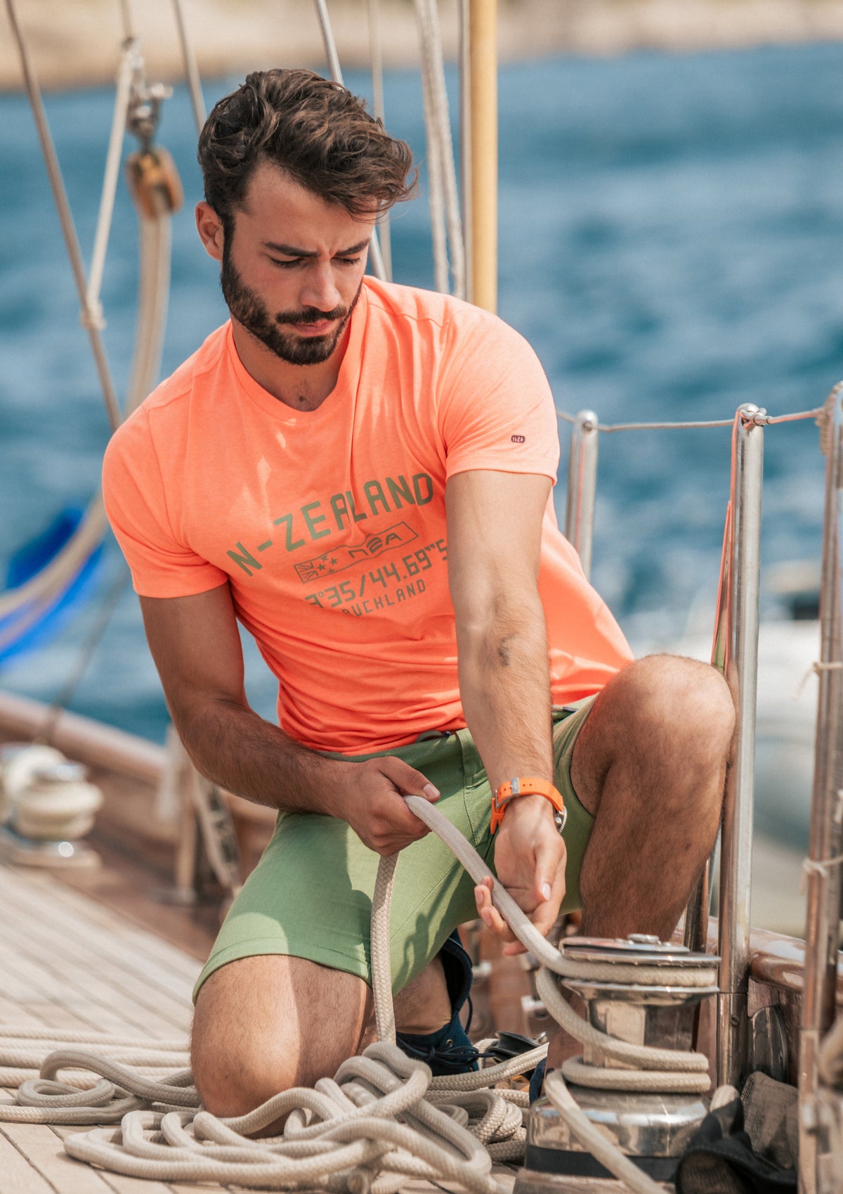 Schlichtes T-Shirt mit Text auf der Brust - Fresh Orange