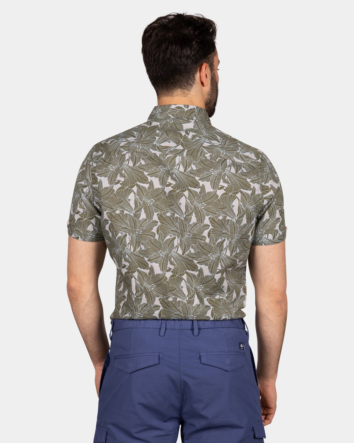 Camisa verde con estampado de hojas. - Soft Olive