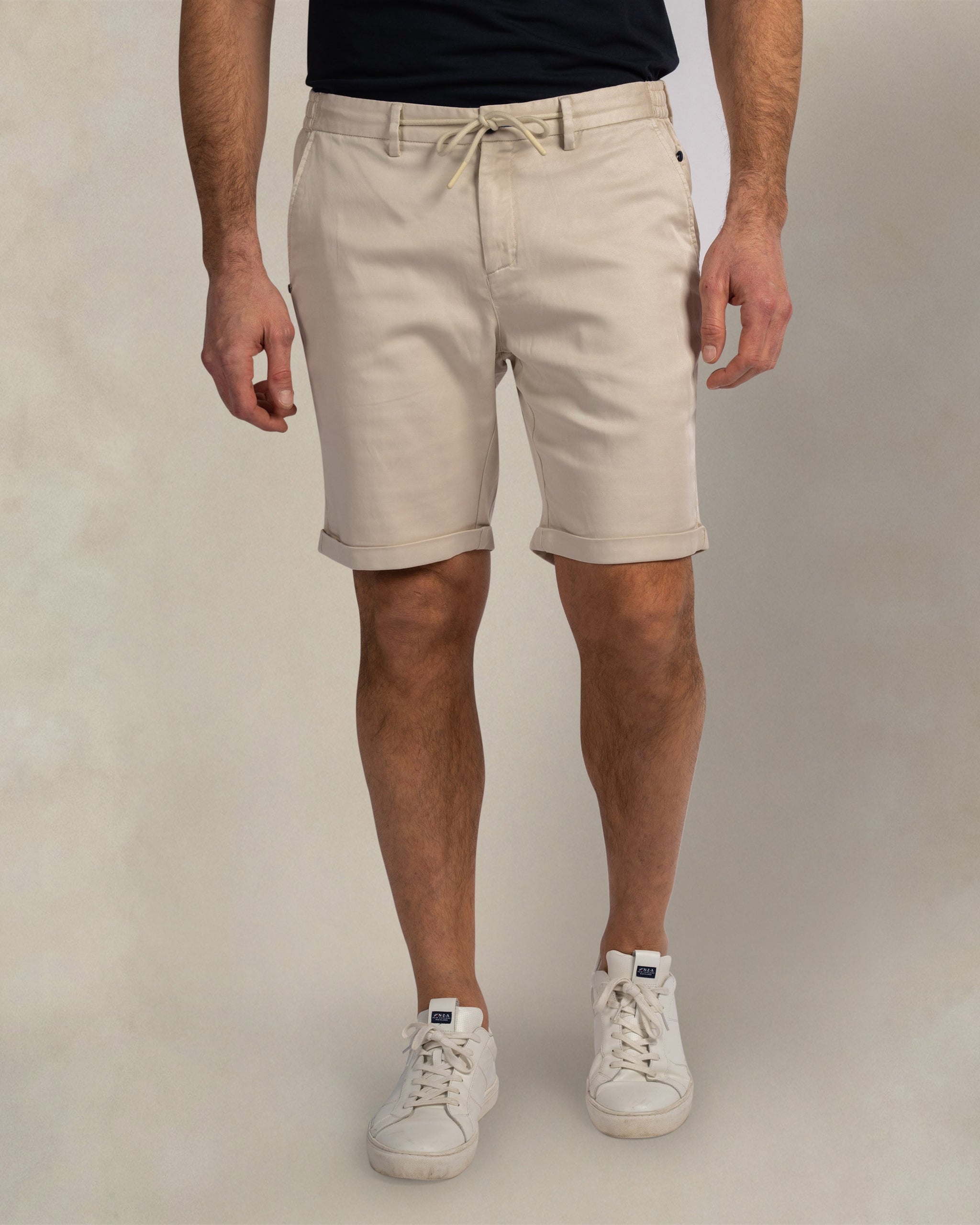 Bermuda chino elástica color crudo Bermuda chino elástica color crudo