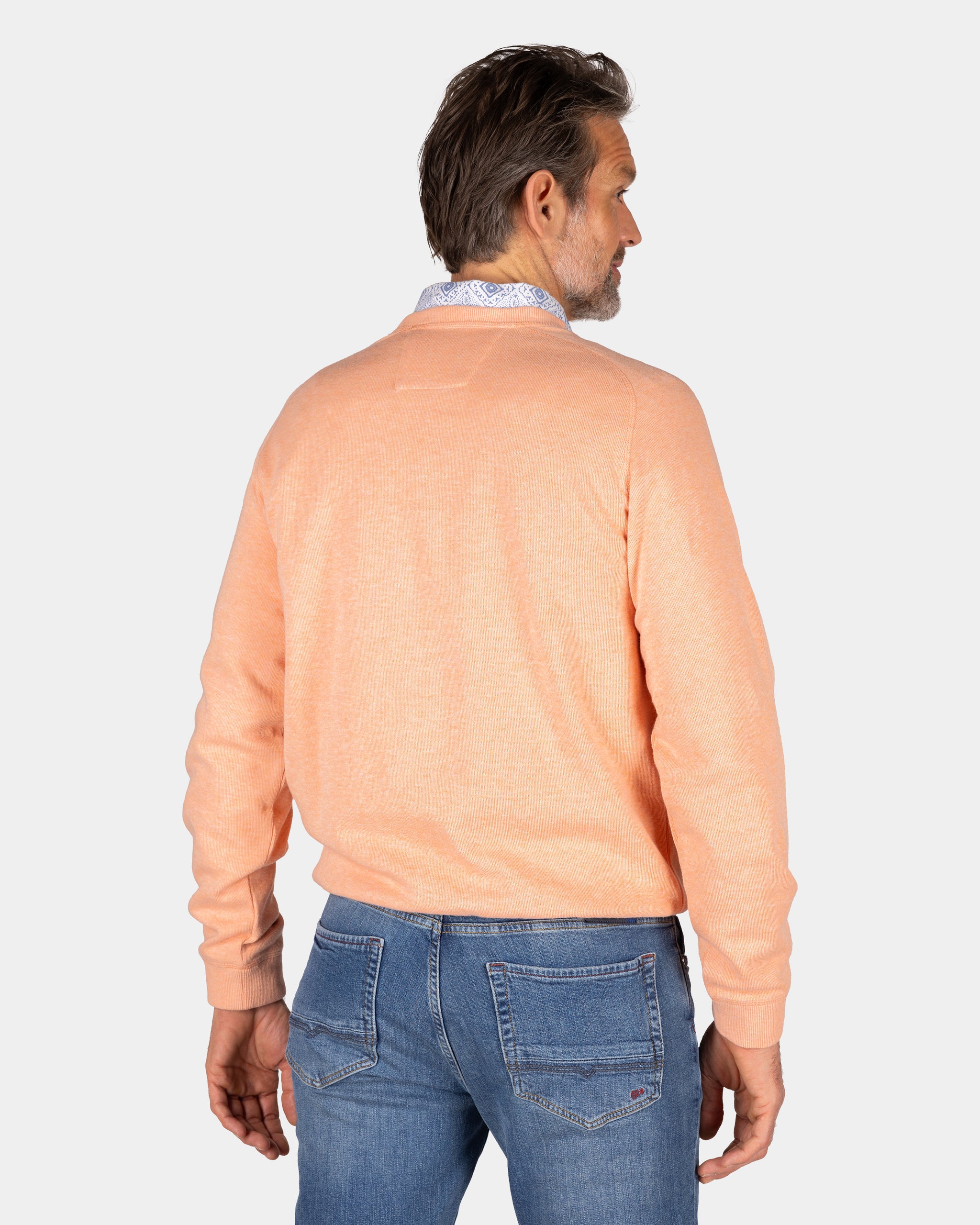 Perzikkleurige trui met ronde hals Perzikkleurige trui met ronde hals