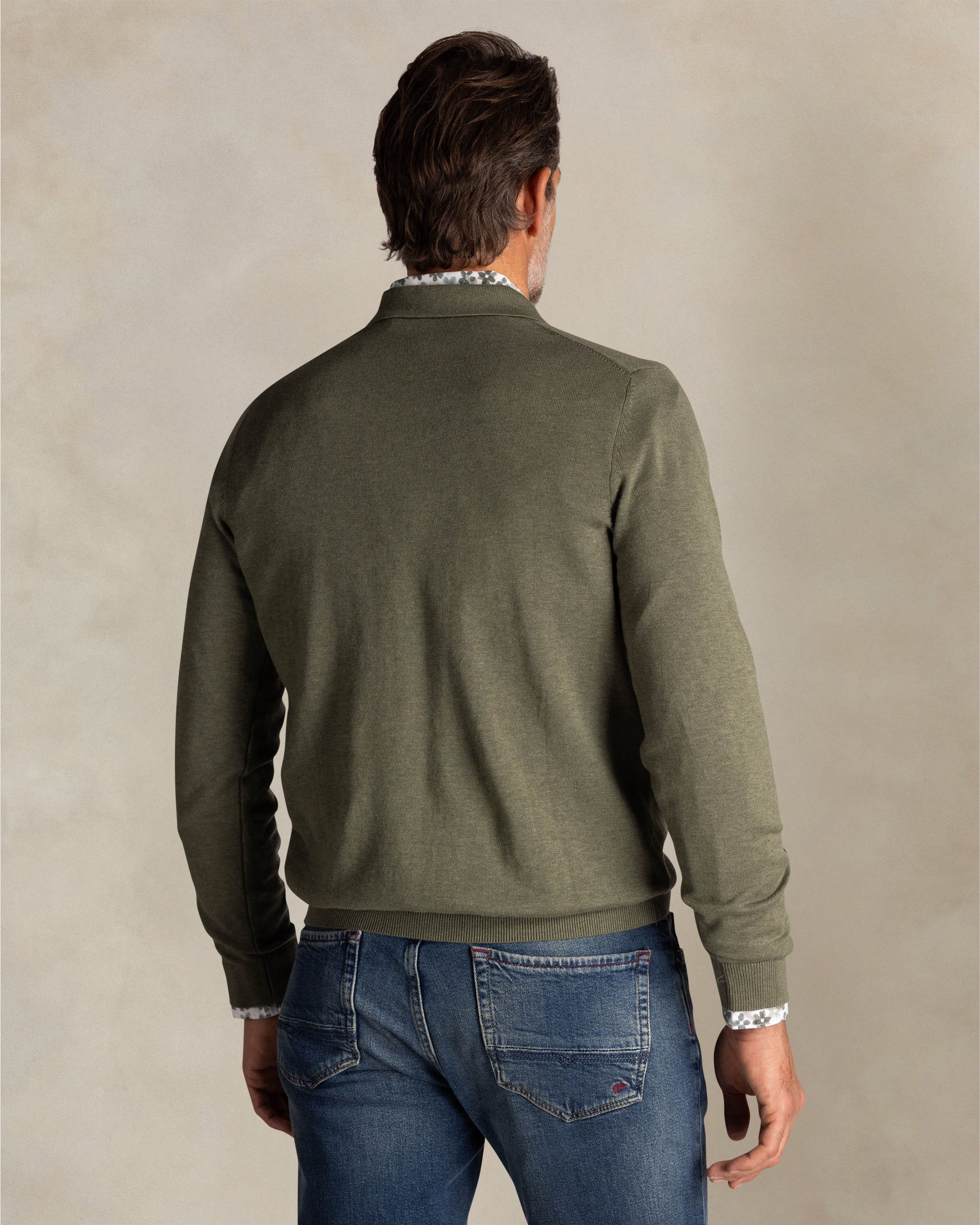 Groene katoenen polo shirt met lange mouwen Groene katoenen polo shirt met lange mouwen