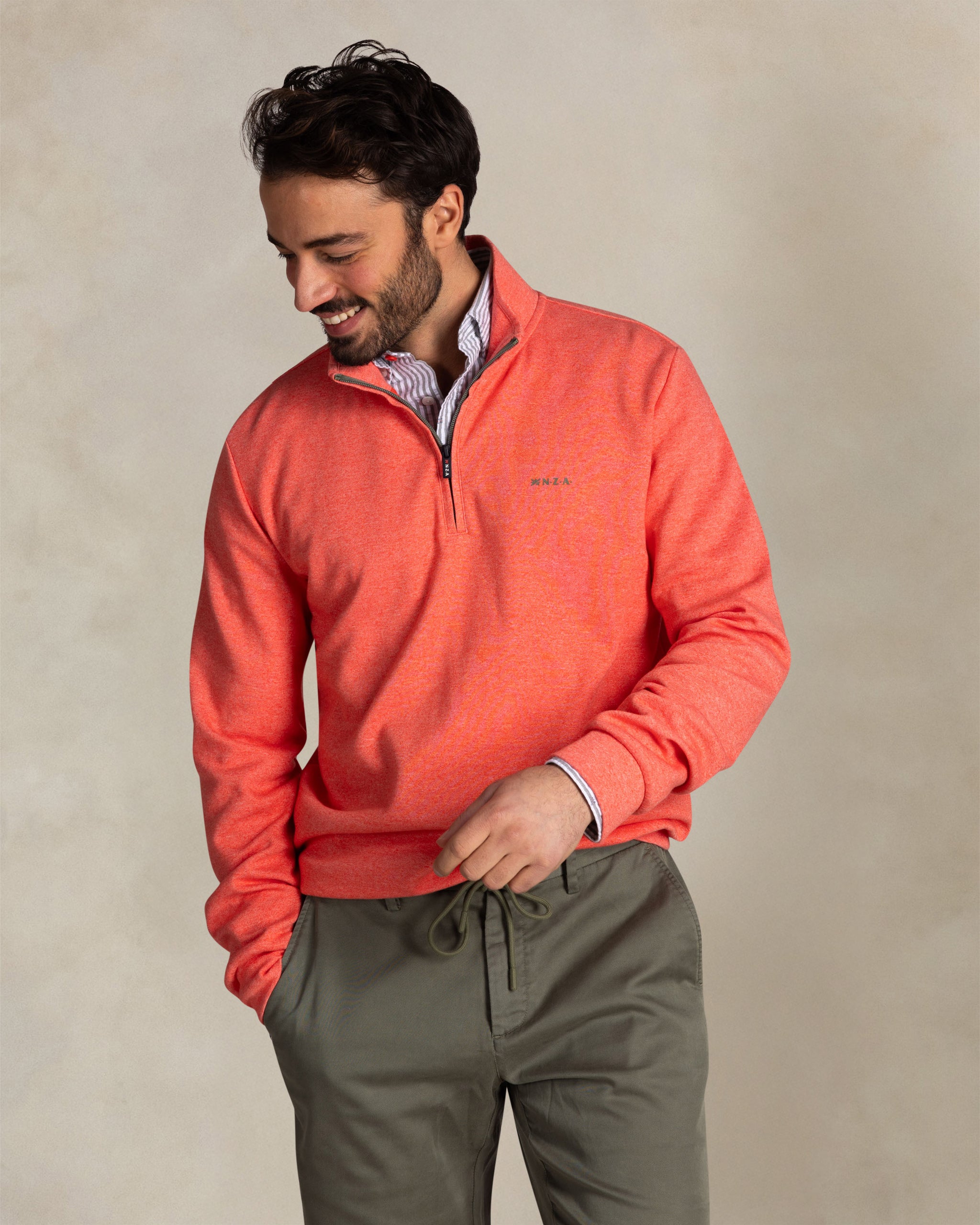 Roter baumwollpullover mit viertelreißverschluss Roter baumwollpullover mit viertelreißverschluss