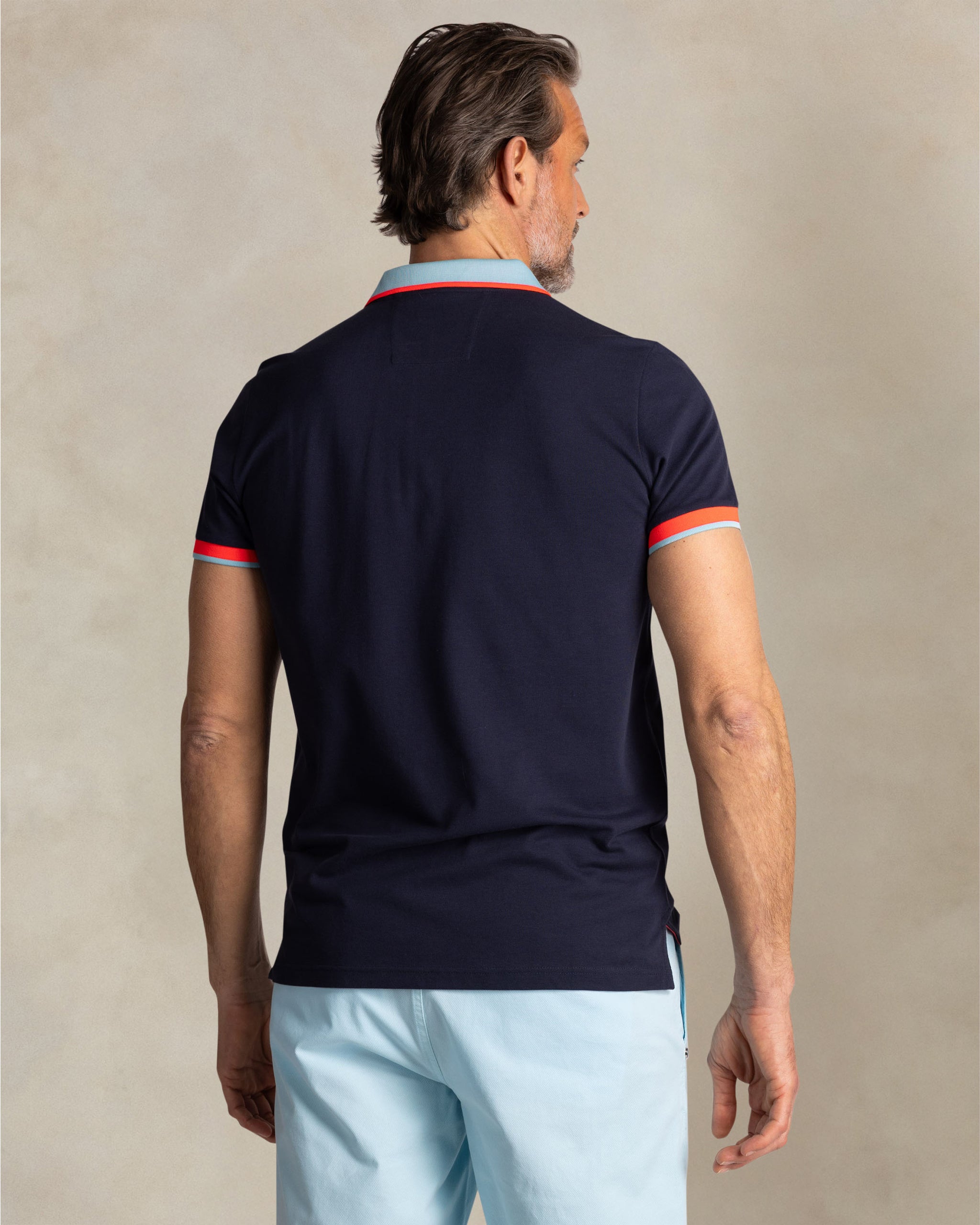 Polo en coton navy avec col bleu clair Polo en coton navy avec col bleu clair