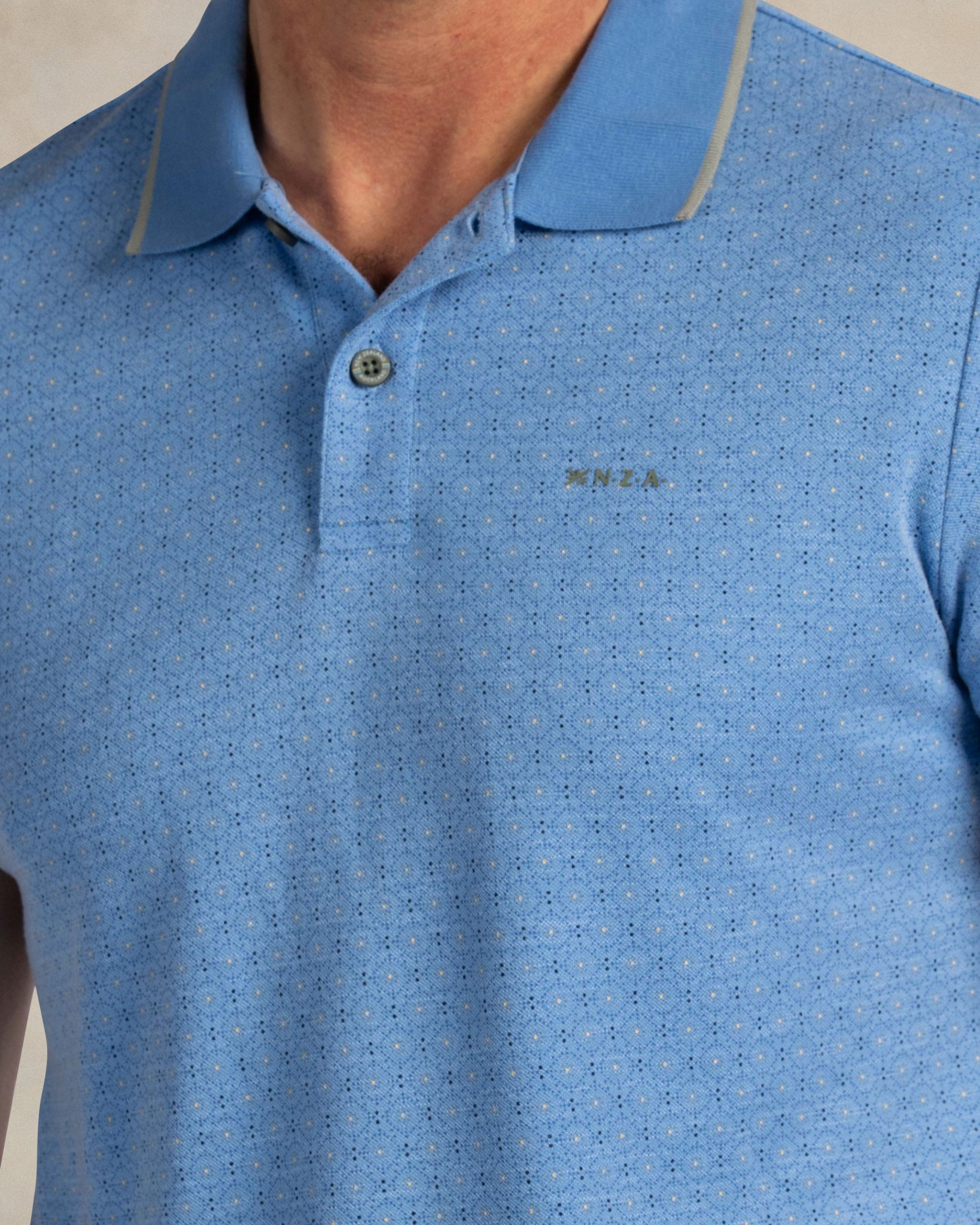 Lichtblauwe polo met print Lichtblauwe polo met print