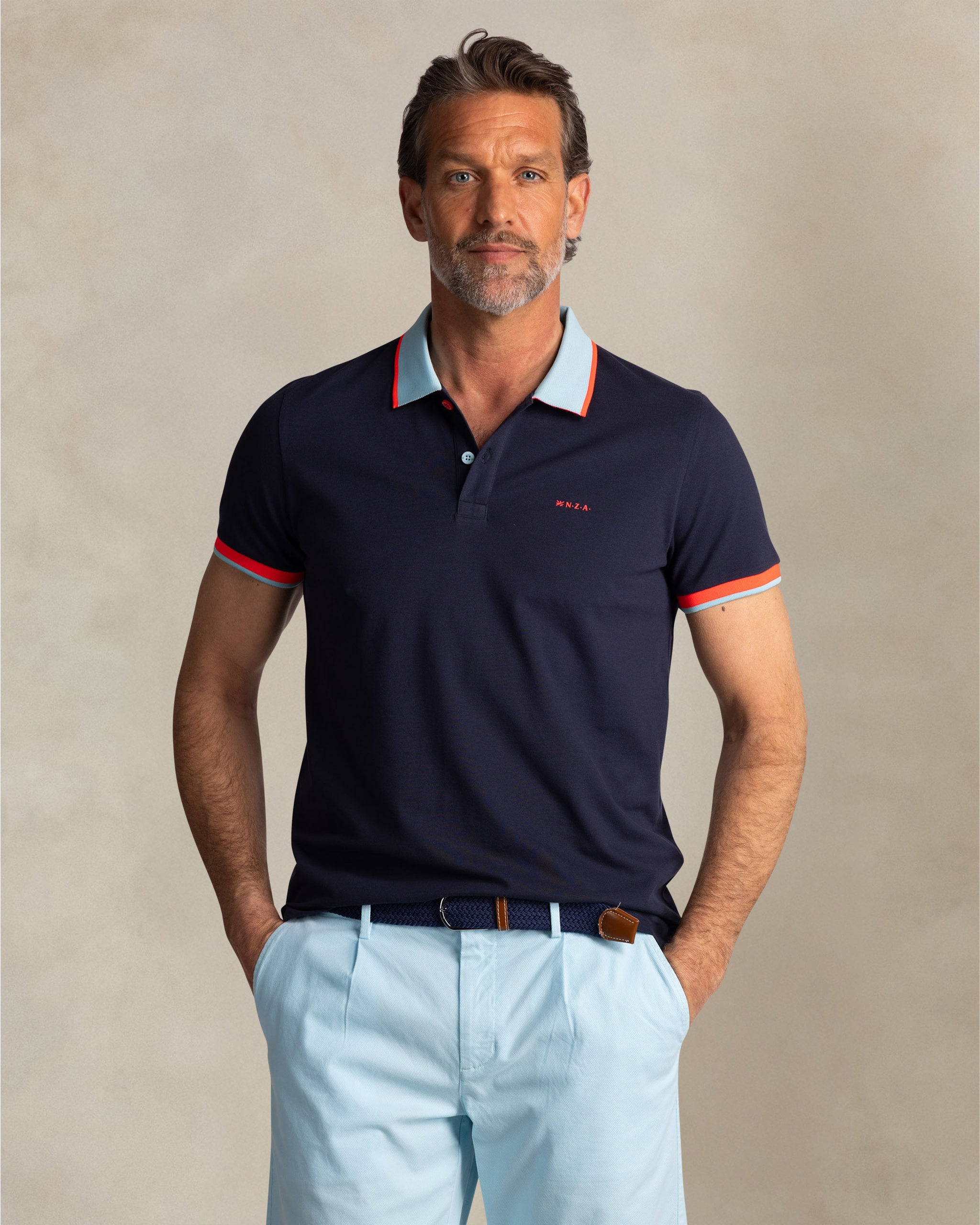 Polo en coton navy avec col bleu clair Polo en coton navy avec col bleu clair