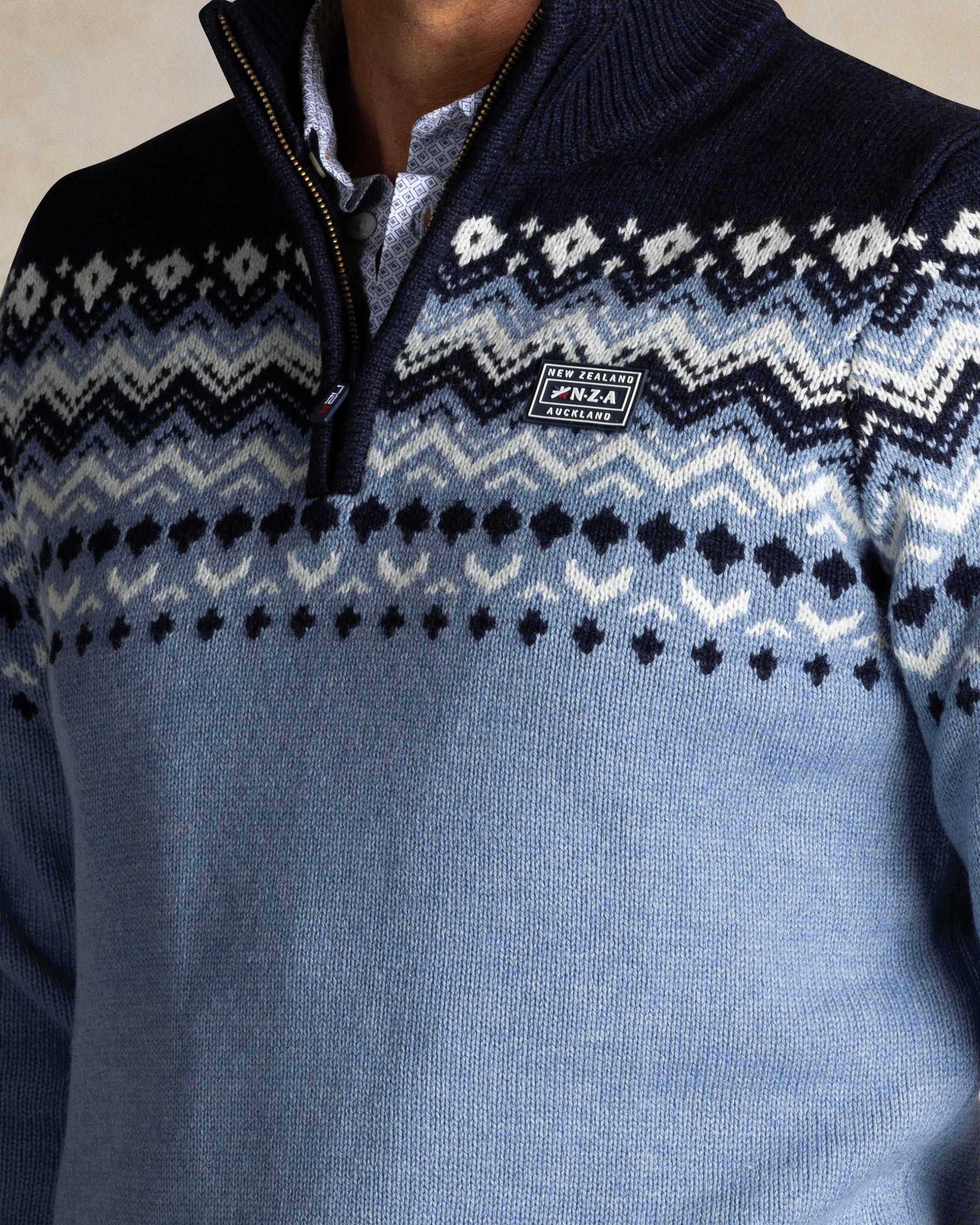 Blauer wollpullover mit halbem reißverschluss Blauer wollpullover mit halbem reißverschluss