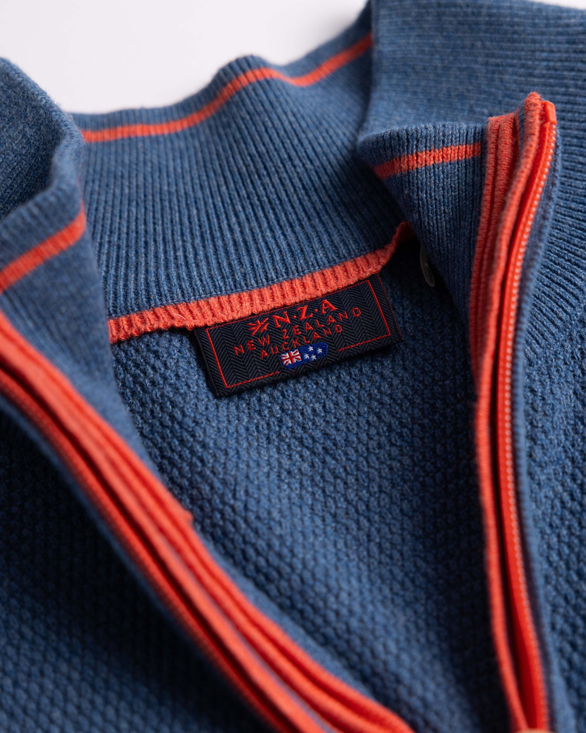 Effen blauwe katoenen trui met halve rits Effen blauwe katoenen trui met halve rits