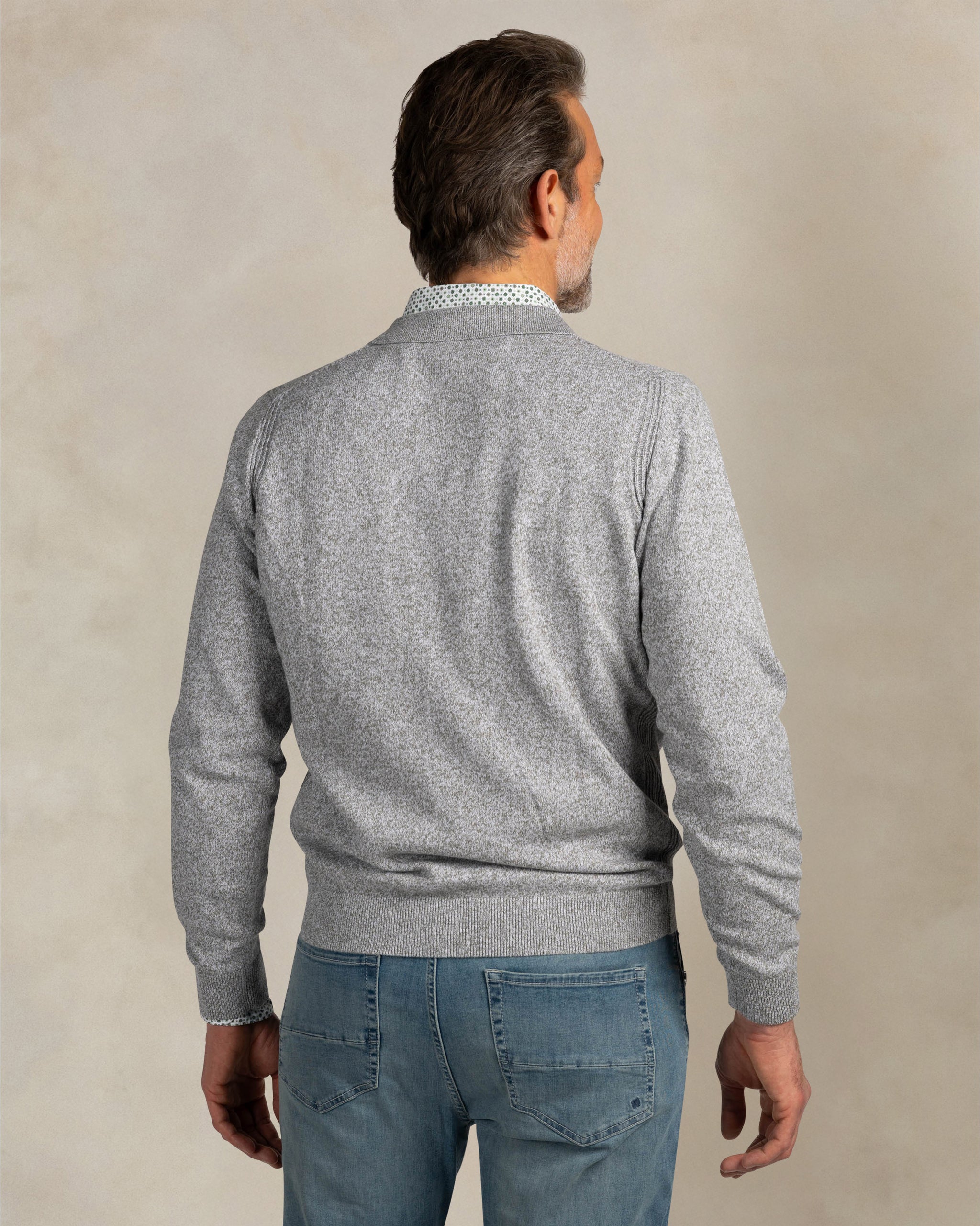 Grijze gebreide katoenen polo Grijze gebreide katoenen polo