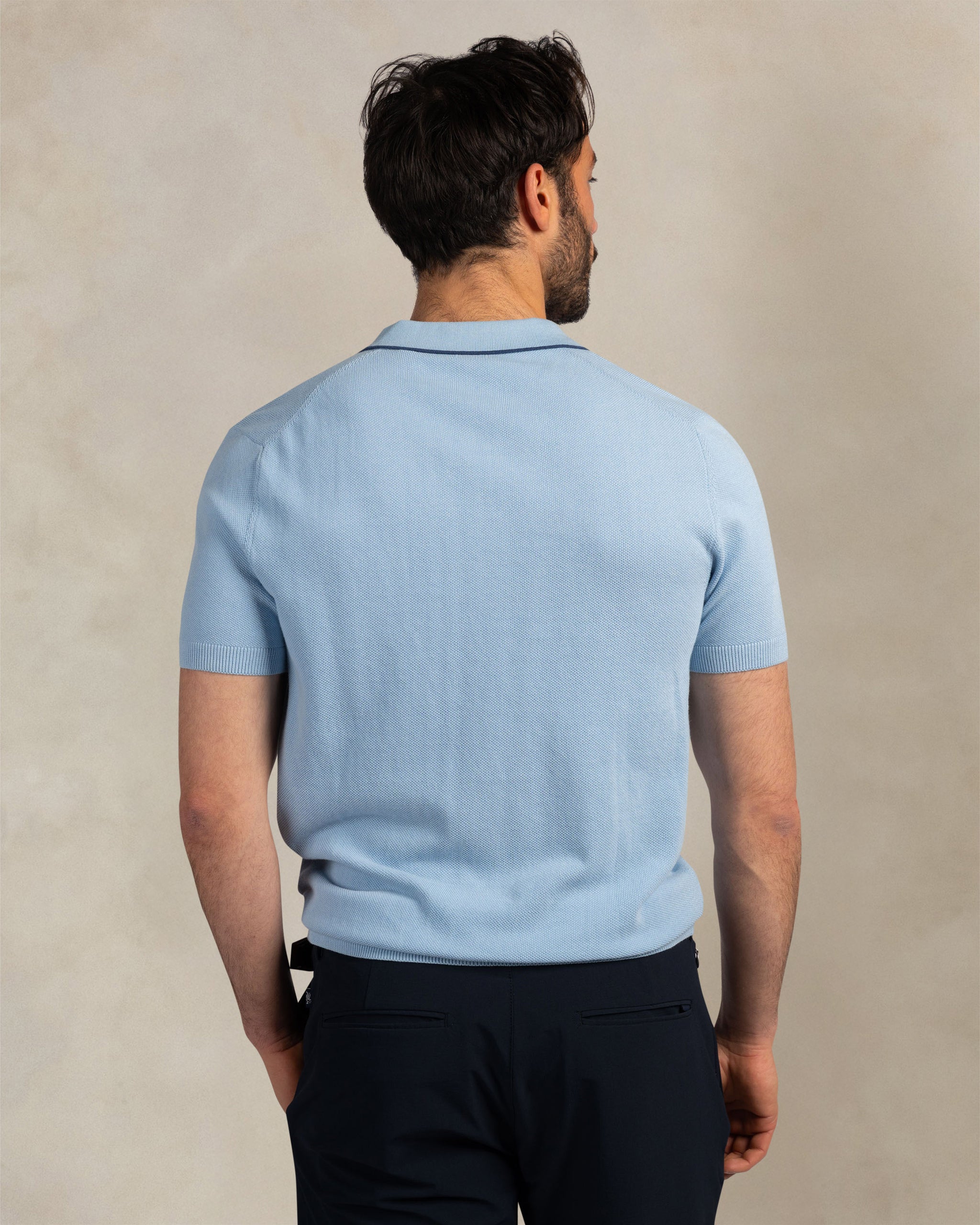 Lichtblauwe polo en coton tricoté Lichtblauwe polo en coton tricoté