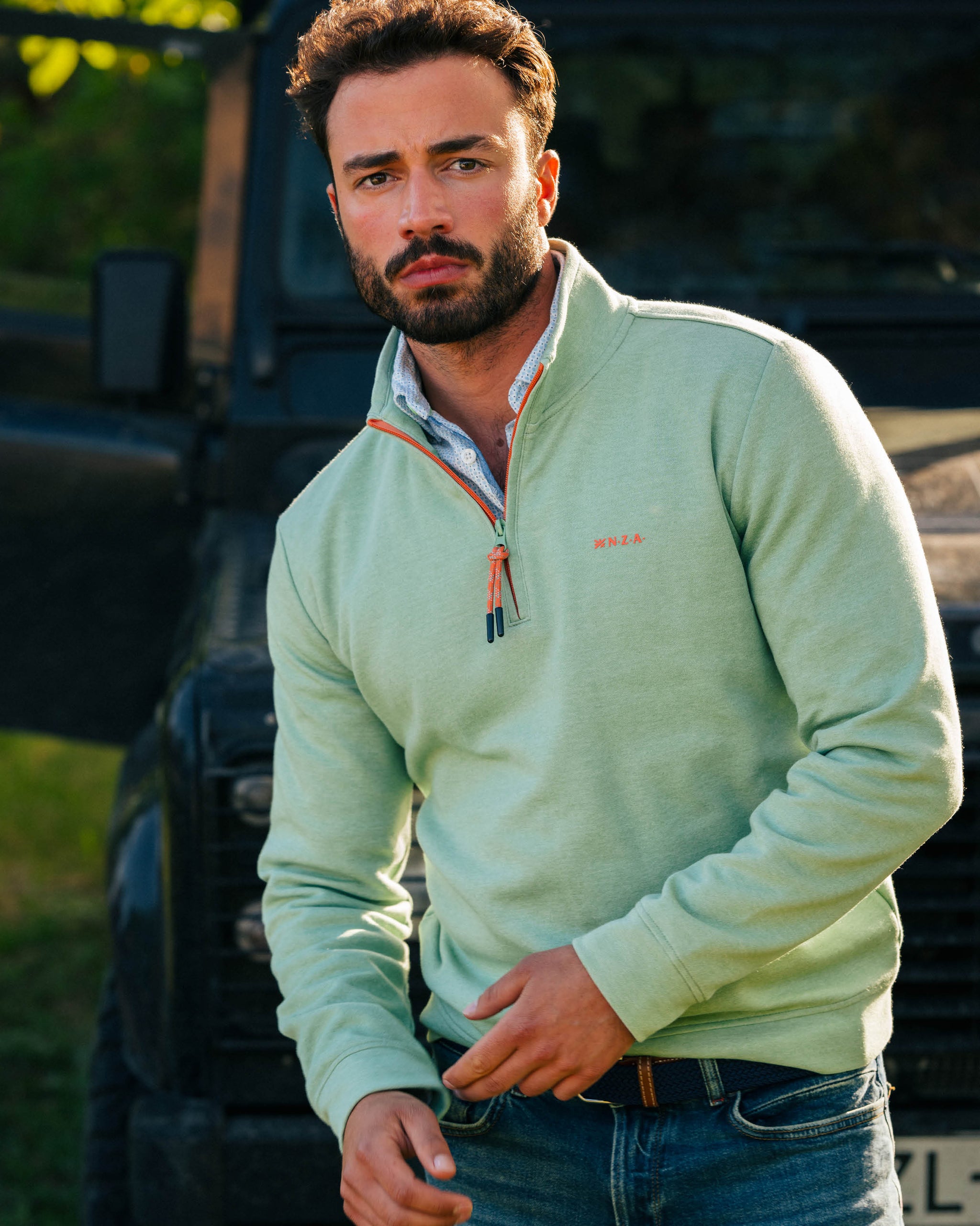 Suéter verde claro con cremallera media Suéter verde claro con cremallera media