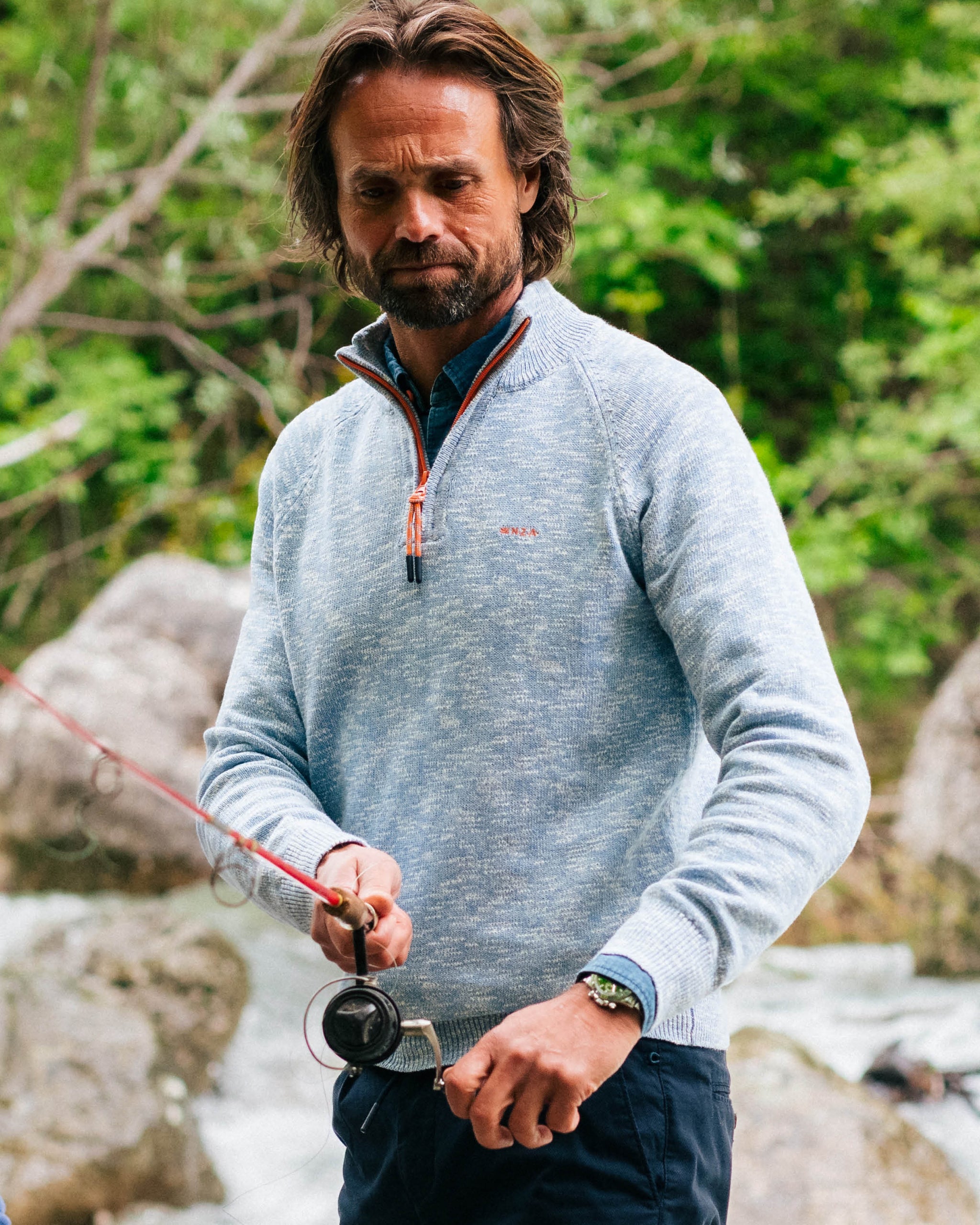 Suéter de algodón azul con cremallera media Suéter de algodón azul con cremallera media