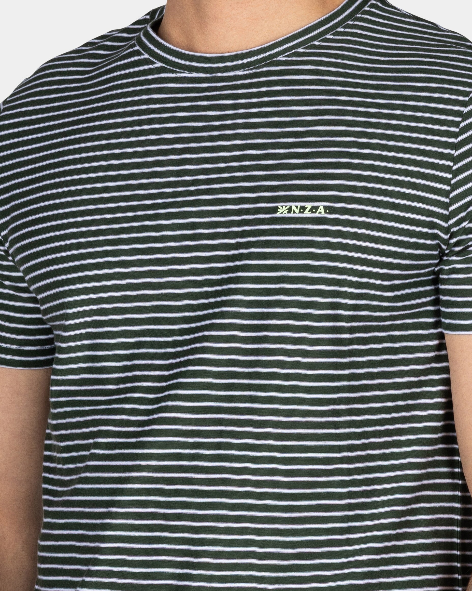 Moosgrünes T-Shirt mit kleinen weißen Streifen Moosgrünes T-Shirt mit kleinen weißen Streifen
