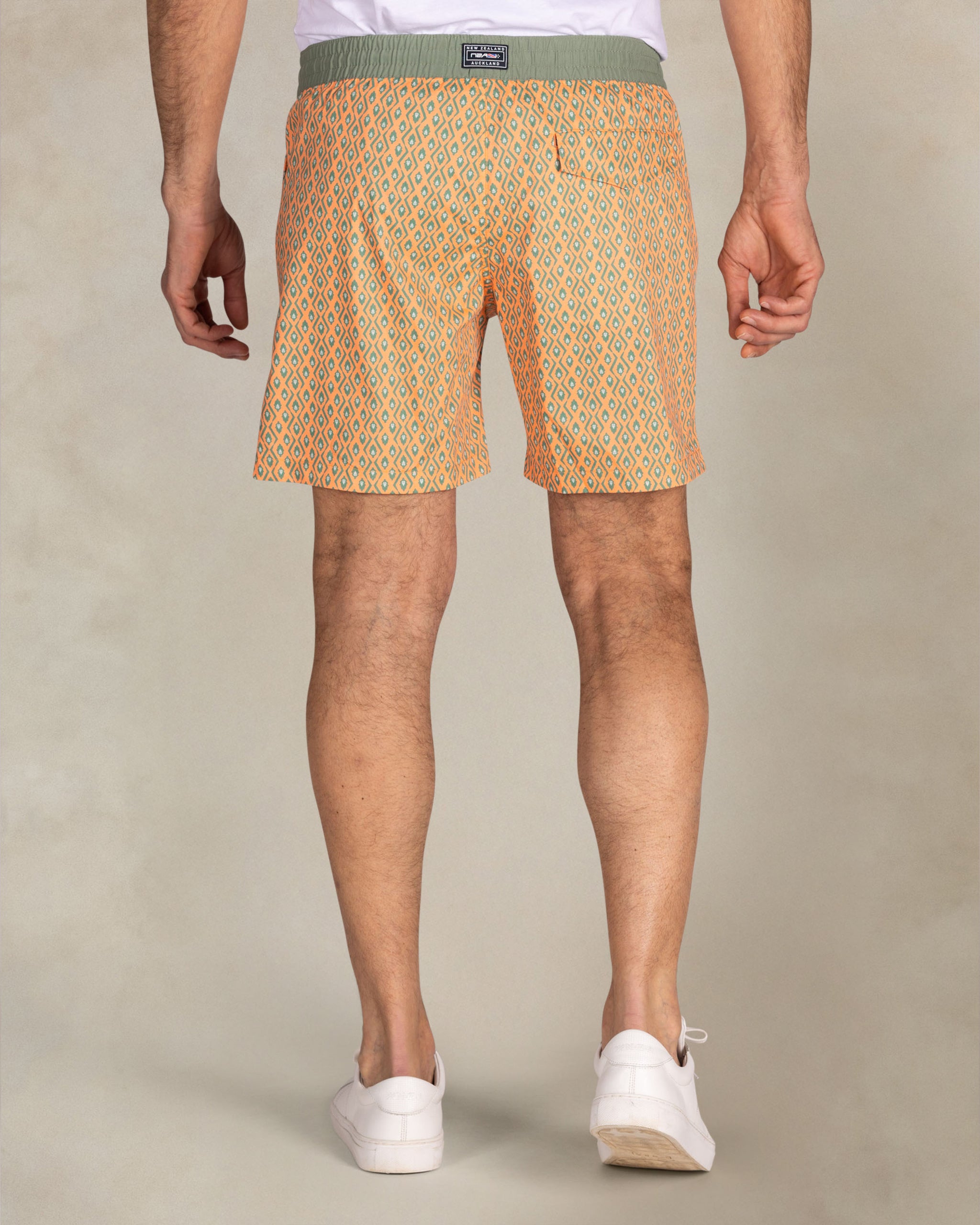 Oranje geprinte zwembroek met groene rand Oranje geprinte zwembroek met groene rand