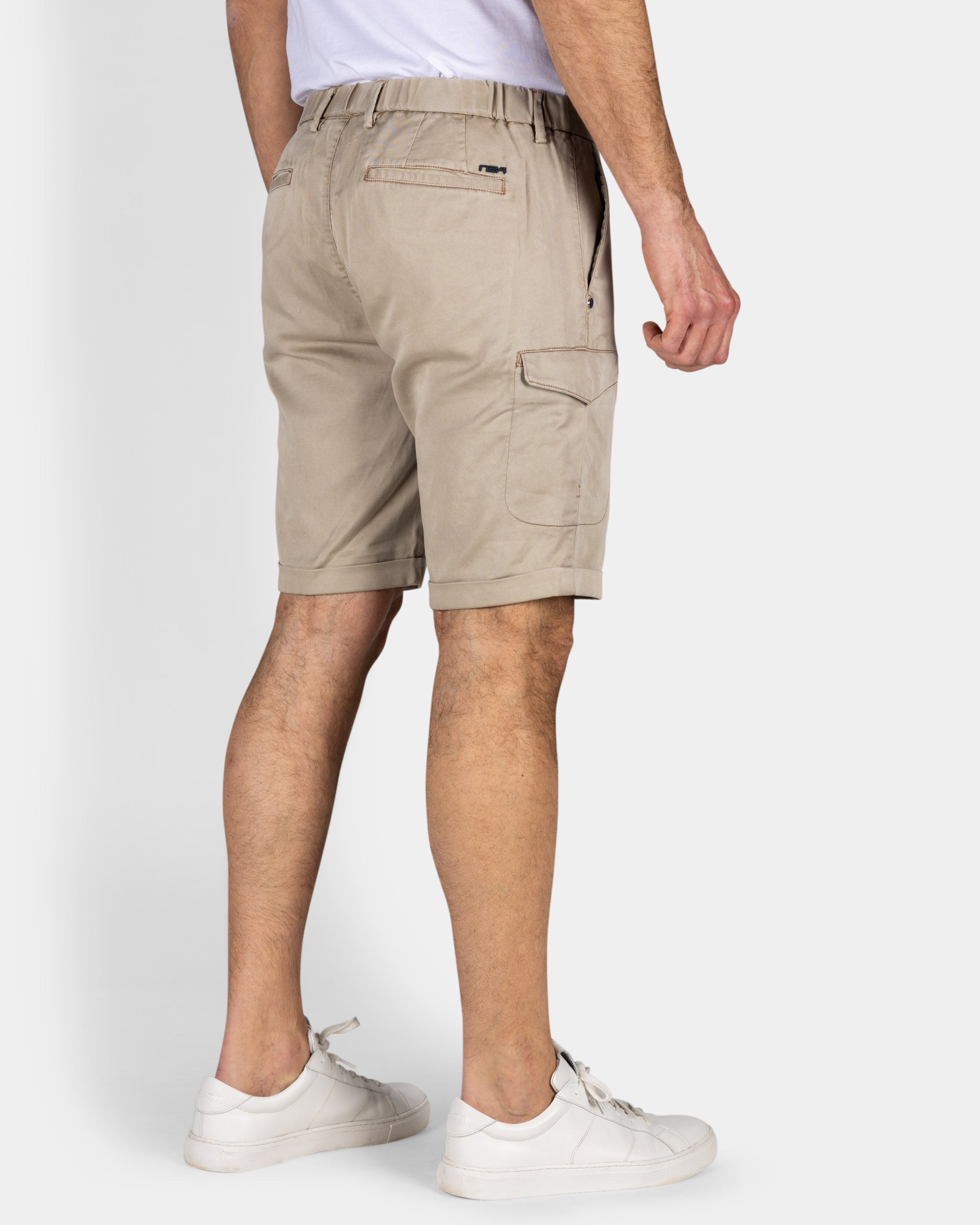 Sandfarbene Cargo-Shorts mit Stretch Sandfarbene Cargo-Shorts mit Stretch