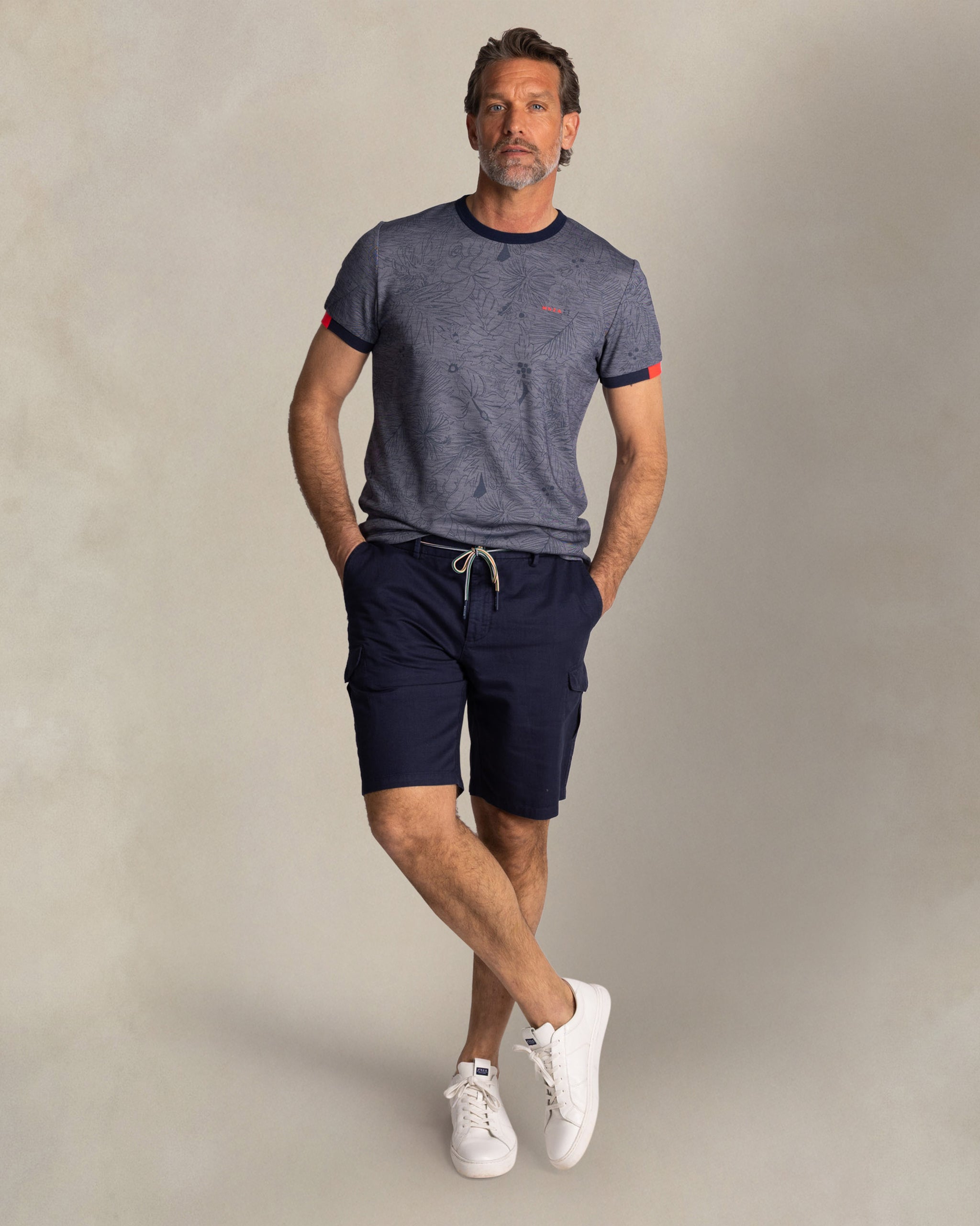 Blue round-neck T-shirt with leaf print Blue round-neck T-shirt with leaf print