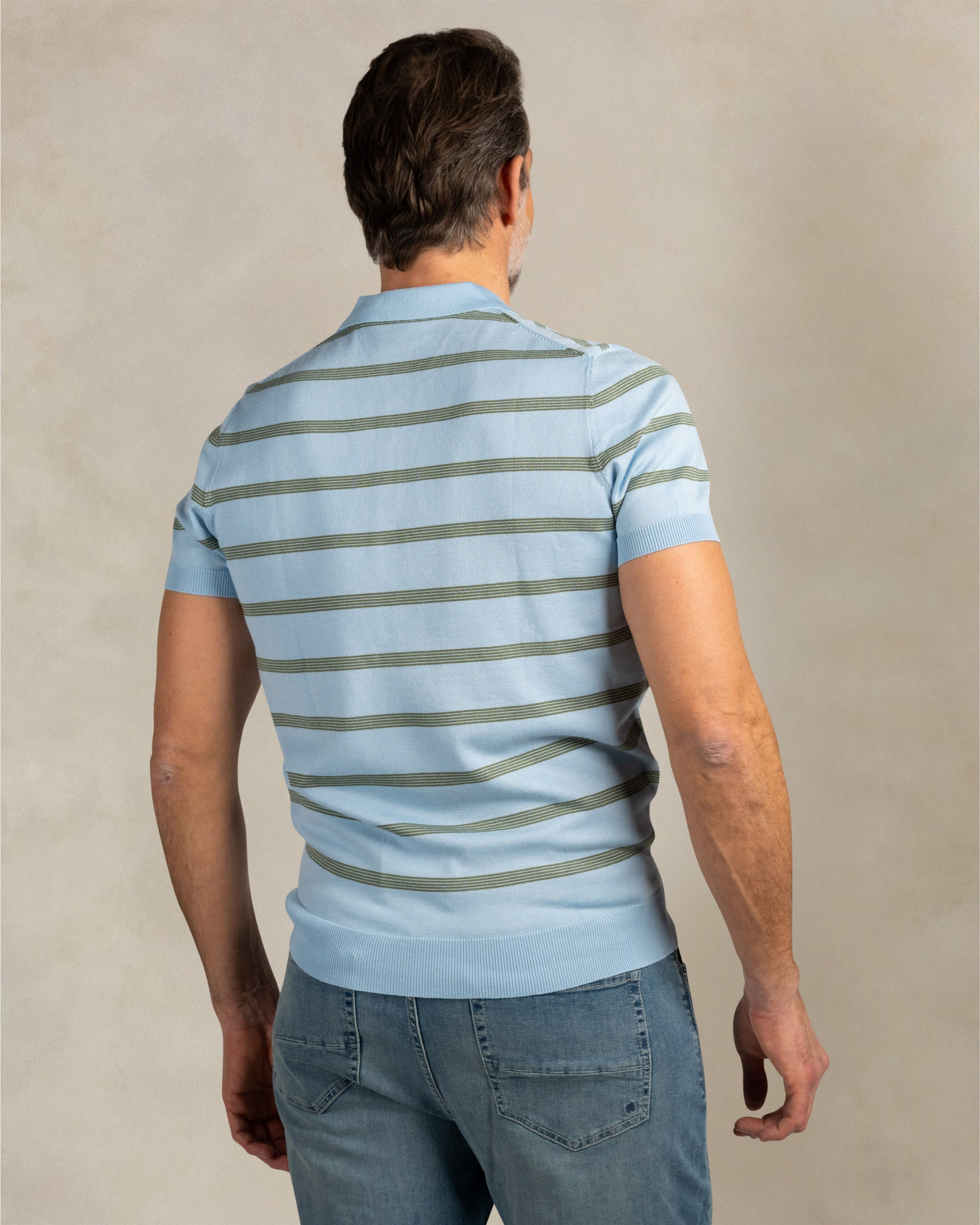 Blauwe gestreepte gebreide polo Blauwe gestreepte gebreide polo