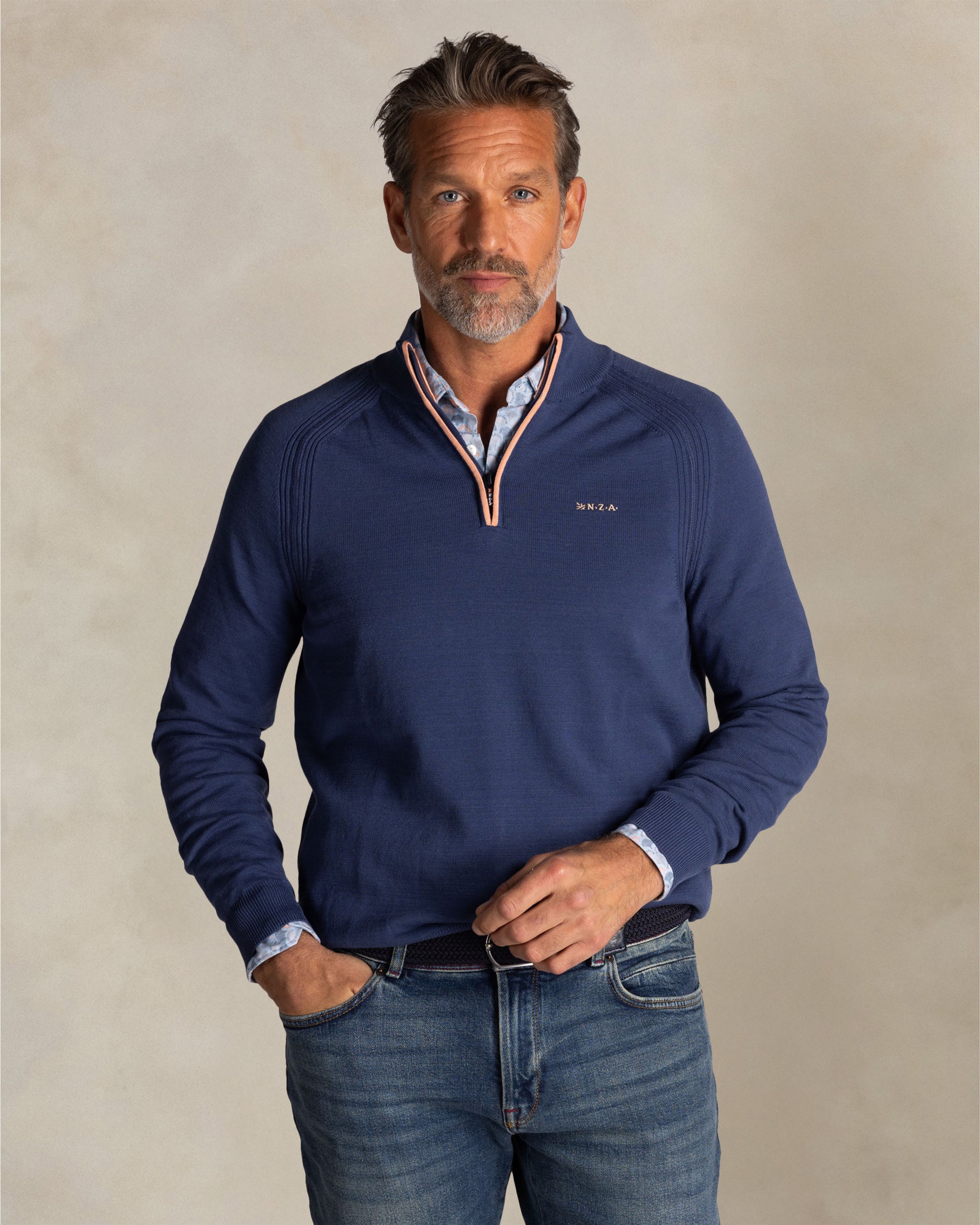 Bleu pull en coton à fermeture éclair un quart Bleu pull en coton à fermeture éclair un quart