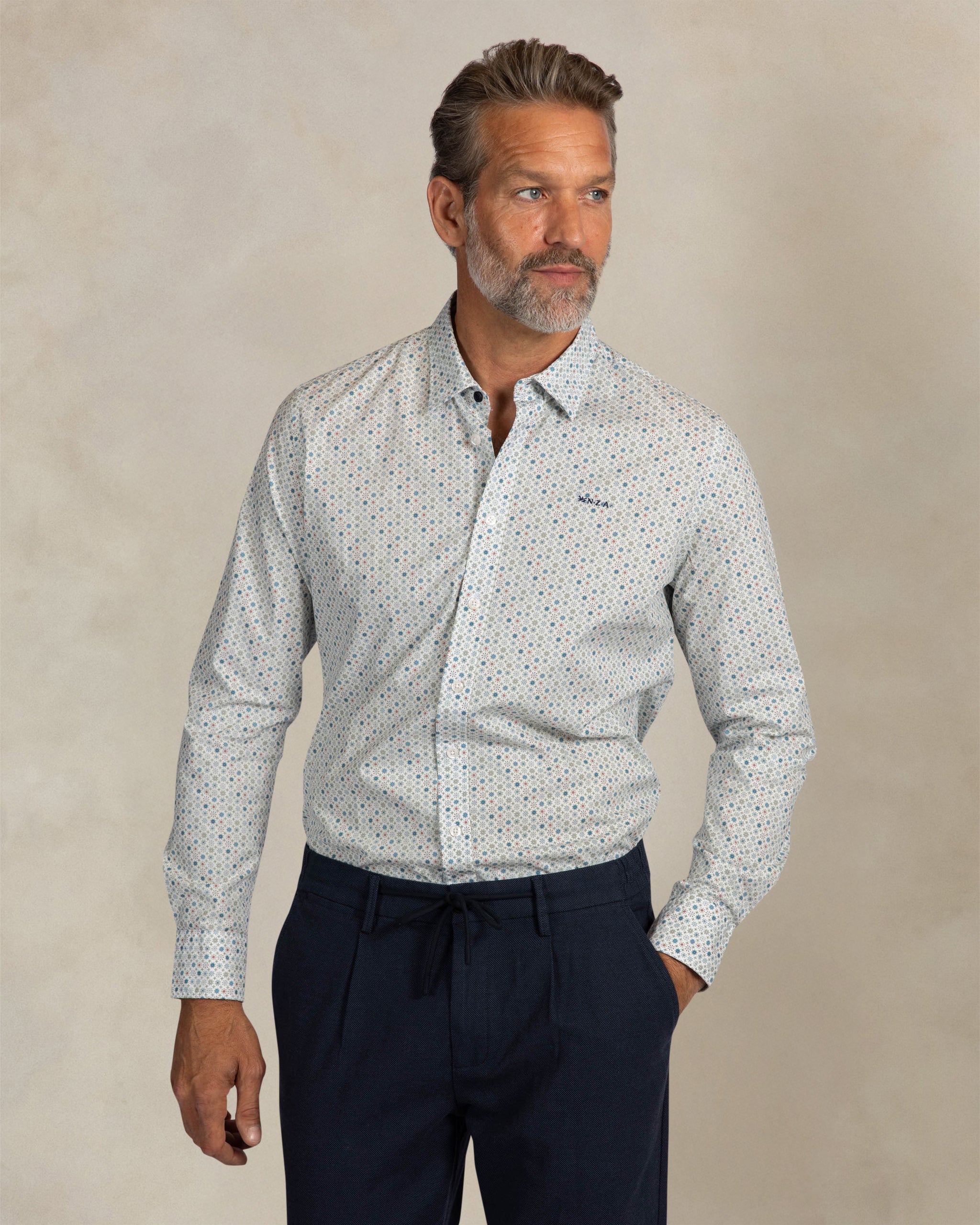 Camisa de algodón elástico con estampado en color crudo Camisa de algodón elástico con estampado en color crudo