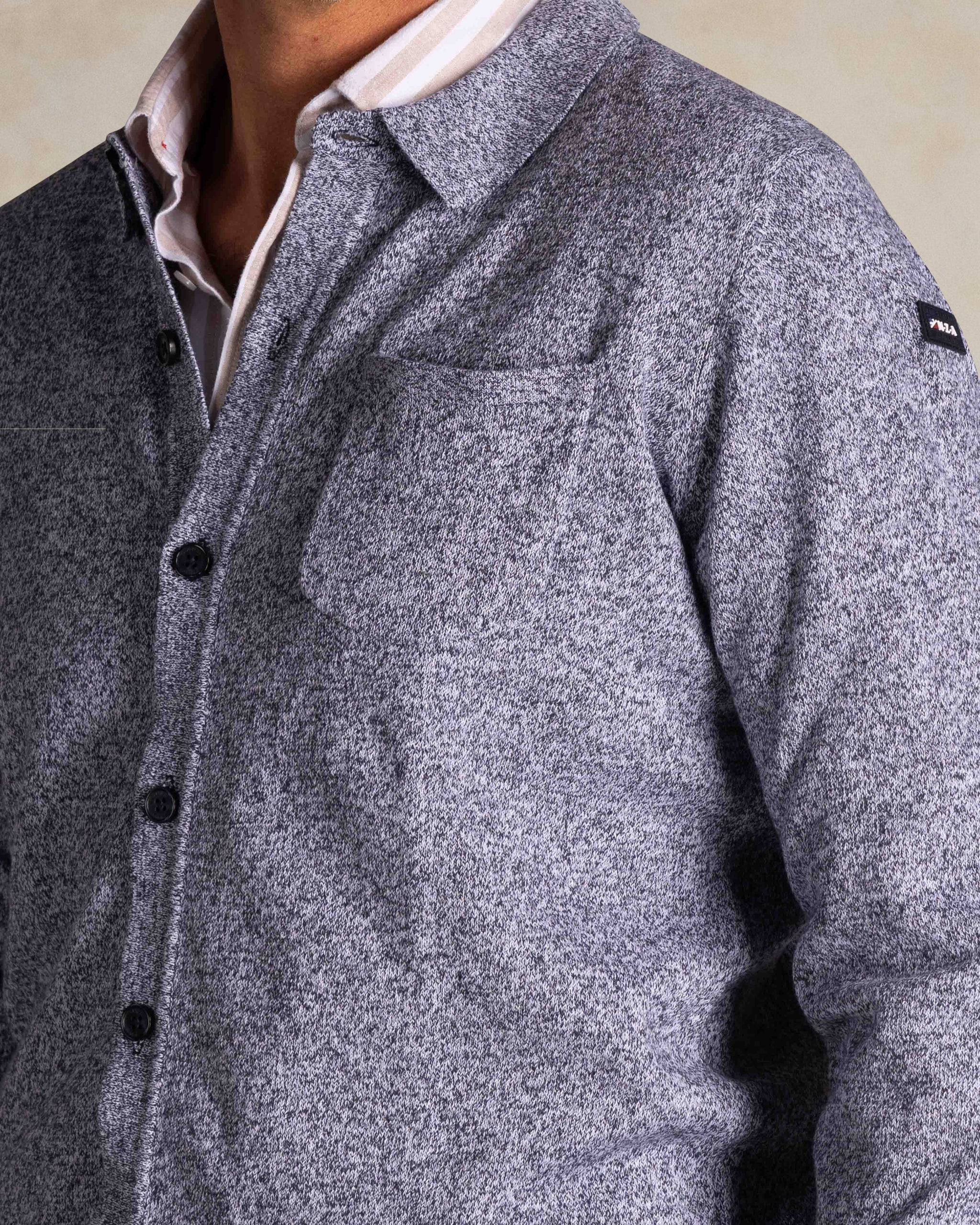 Tricot en coton bleu avec boutons Tricot en coton bleu avec boutons