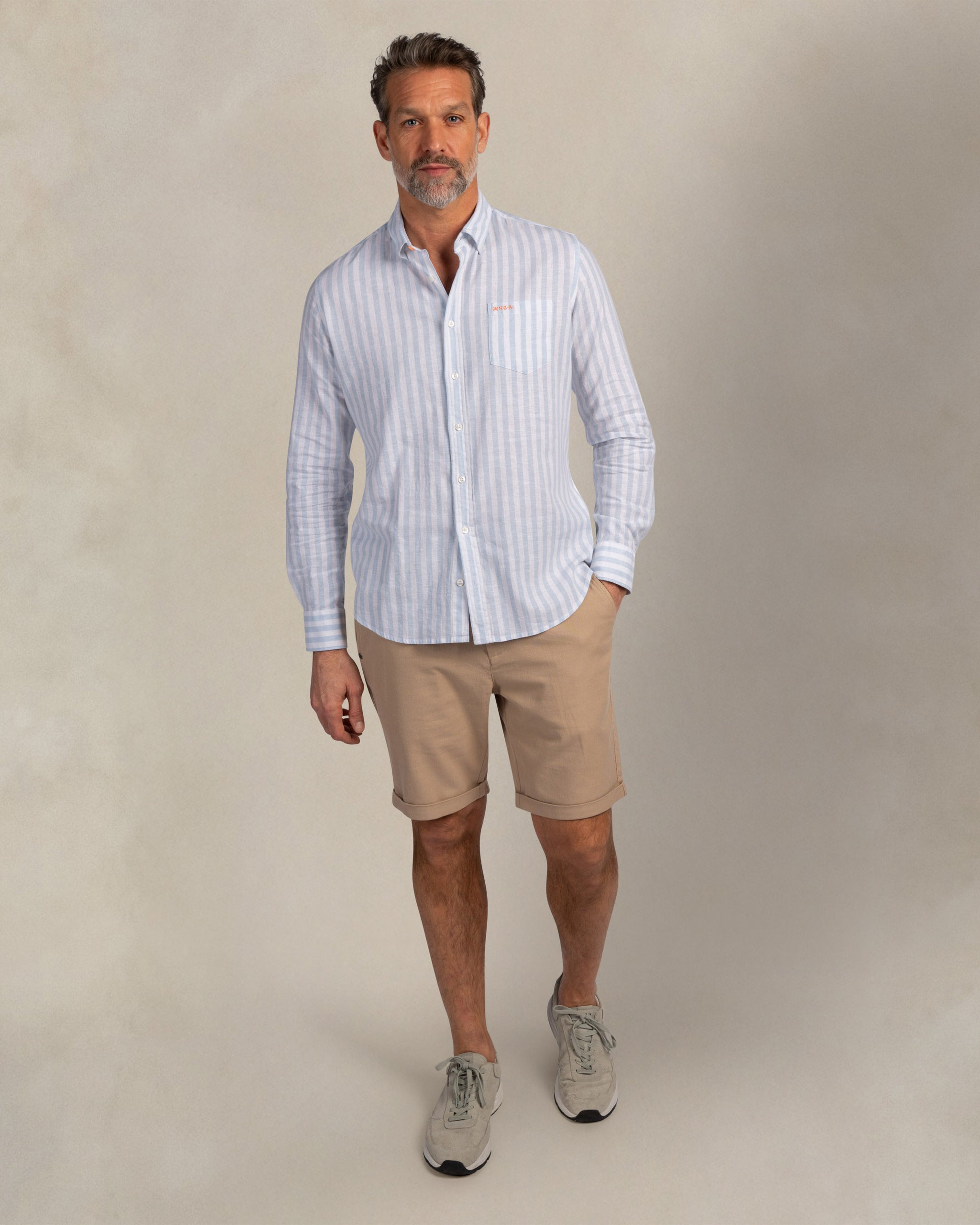 Hellblaues Leinenstretchhemd Hellblaues Leinenstretchhemd